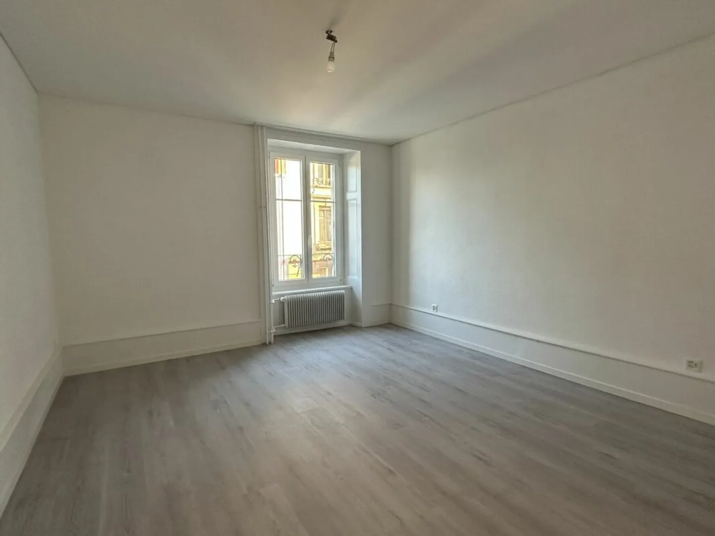 Bell'appartamento ristrutturato di 4 stanze con balcone - Rue Louis-Favre 20, Neuchâtel - Foto 8 di 13