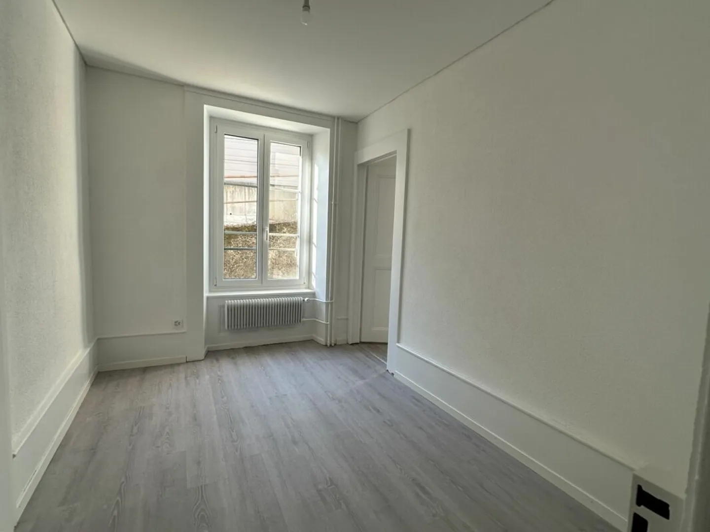 Bell'appartamento ristrutturato di 4 stanze con balcone - Rue Louis-Favre 20, Neuchâtel - Foto 9 di 13