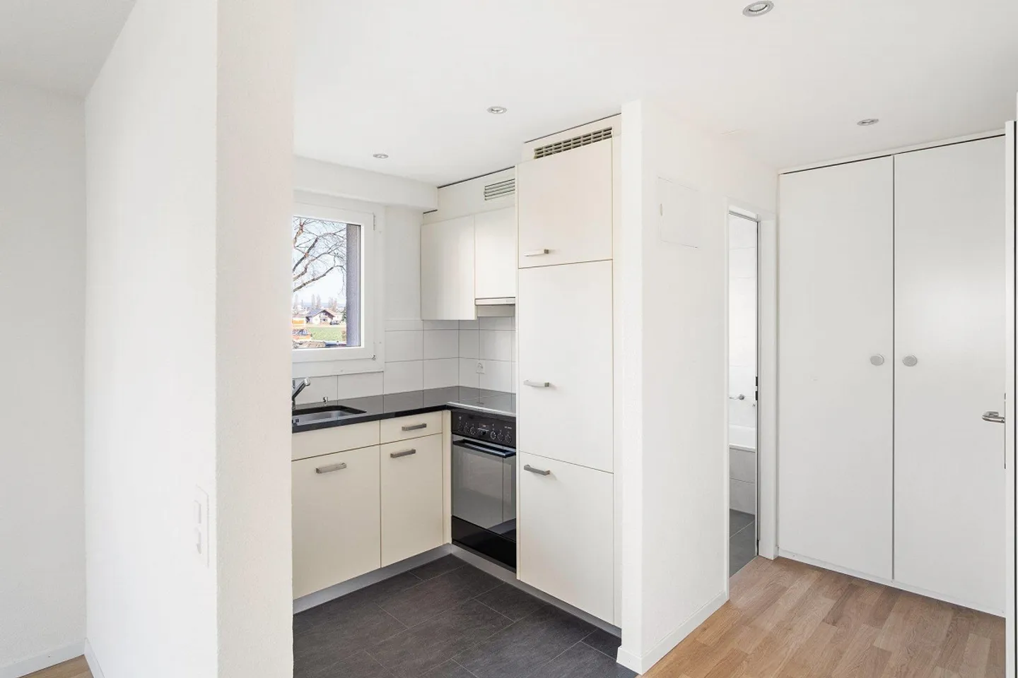 A small nest with seating - RENT WITHOUT DEPOSIT - Photo 6 of 7