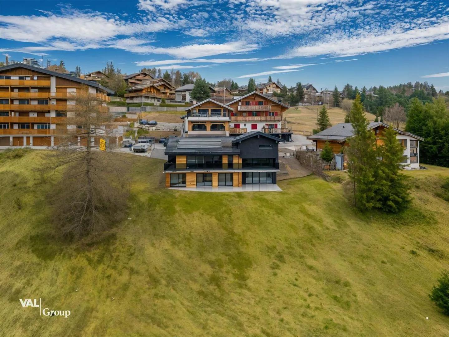 Architecture moderne et vue imprenable sur les Alpes valaisannes - Photo 1 sur 13