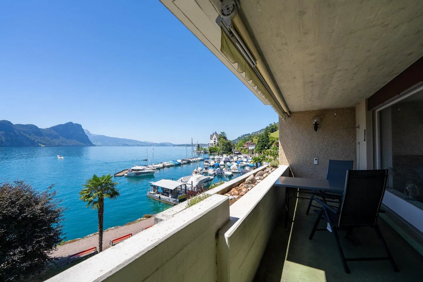 Appartement 2 pièces confortable avec vue imprenable sur le lac - Photo 1 sur 5