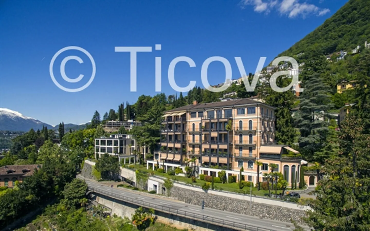 Ruvigliana - For rent 6.5 rooms in the green with beautiful lake view, swimming pool in the park - Photo 1 of 8