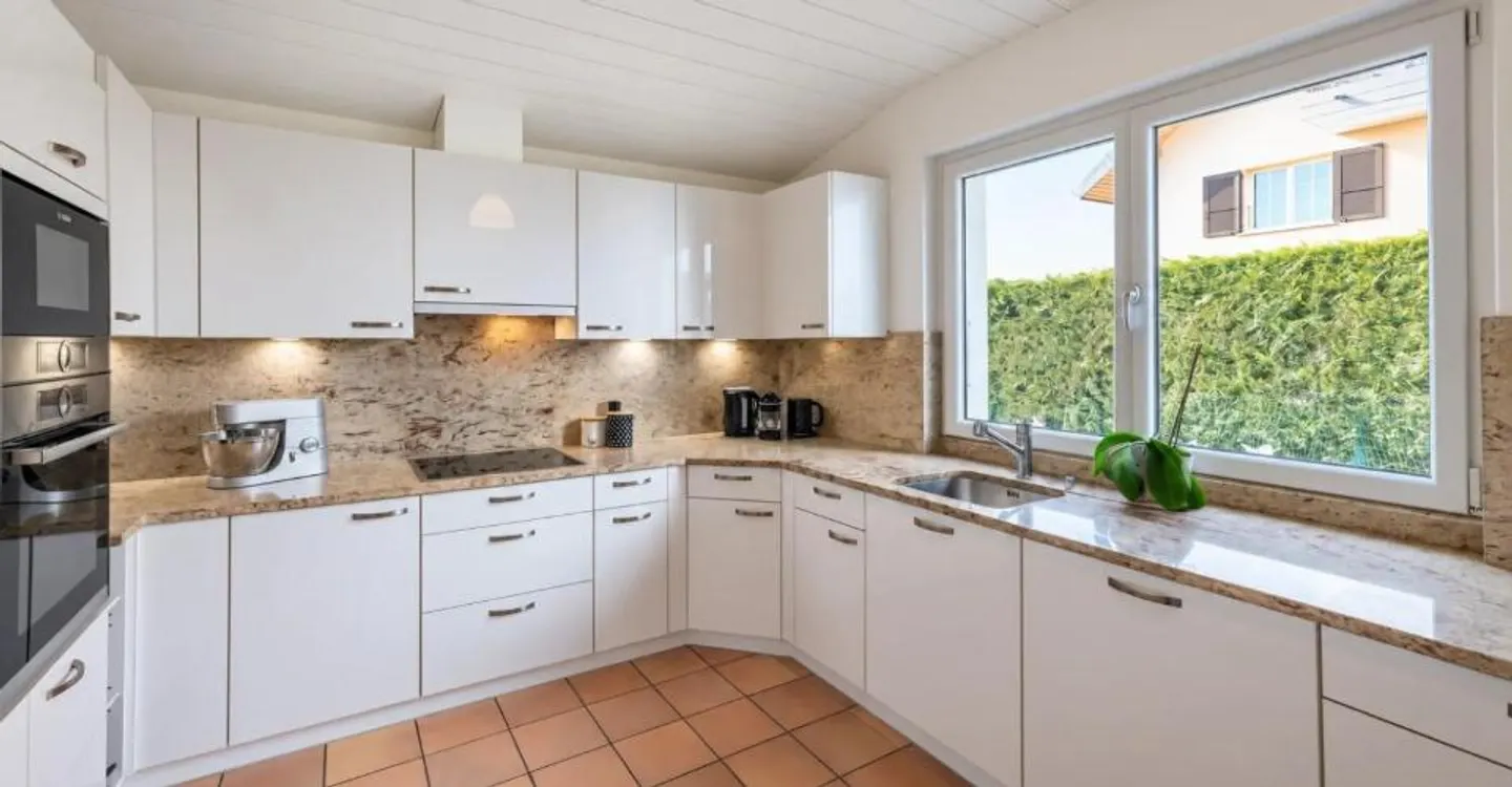 Reihenhaus mit 6,5 Zimmern und Garten. Im Herzen eines nahegelegenen Dorfes - Foto 4 von 9