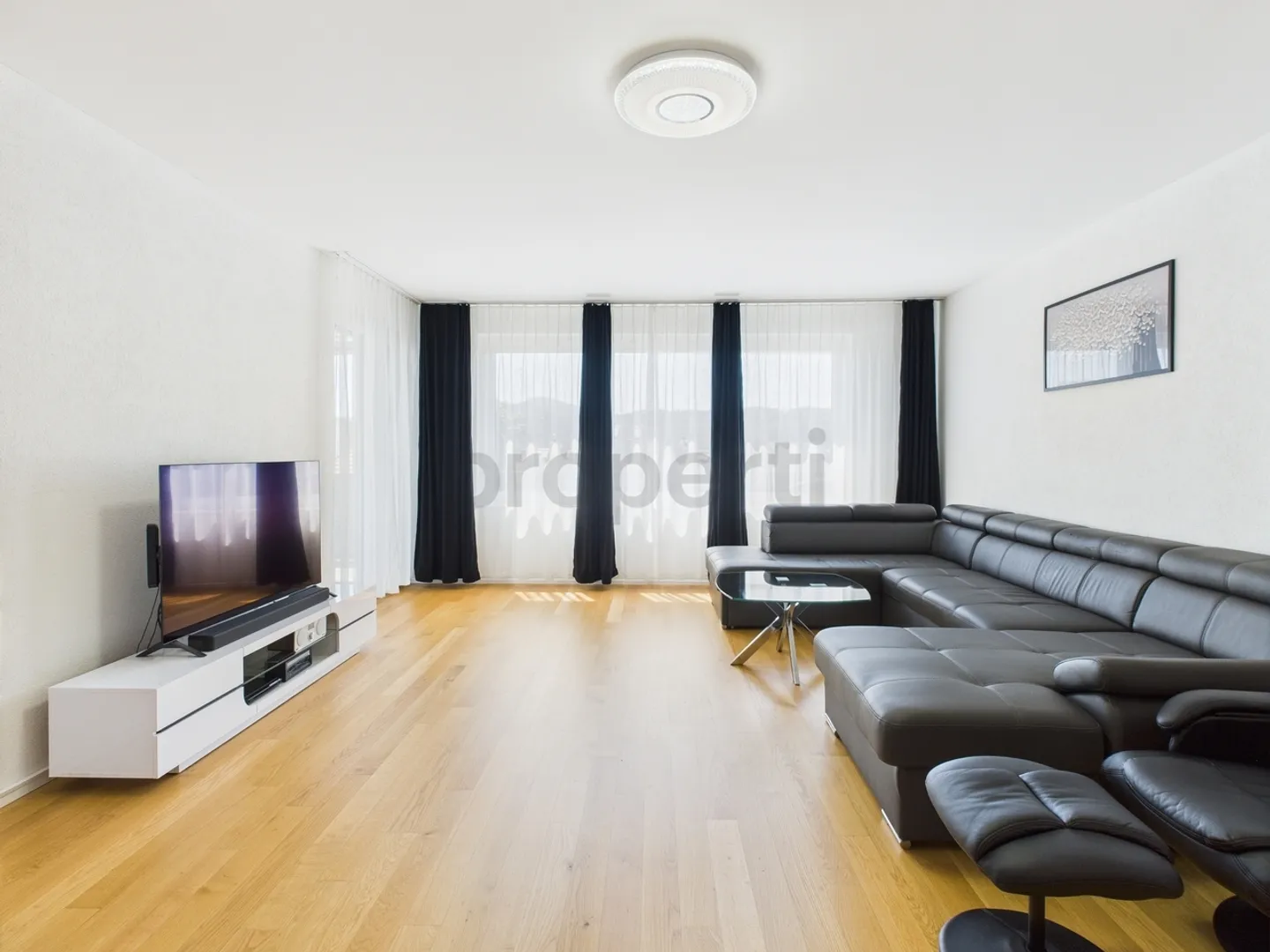 Moderne, grosszügige 4.5-Zimmer mit schönem Balkon in Kleindöttingen - Foto 2 von 11
