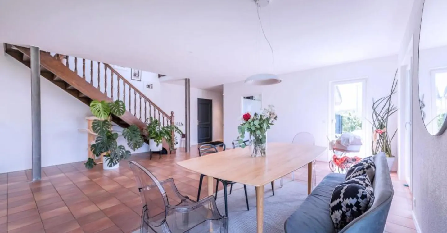 Reihenhaus mit 6,5 Zimmern und Garten. Im Herzen eines nahegelegenen Dorfes - Foto 2 von 9