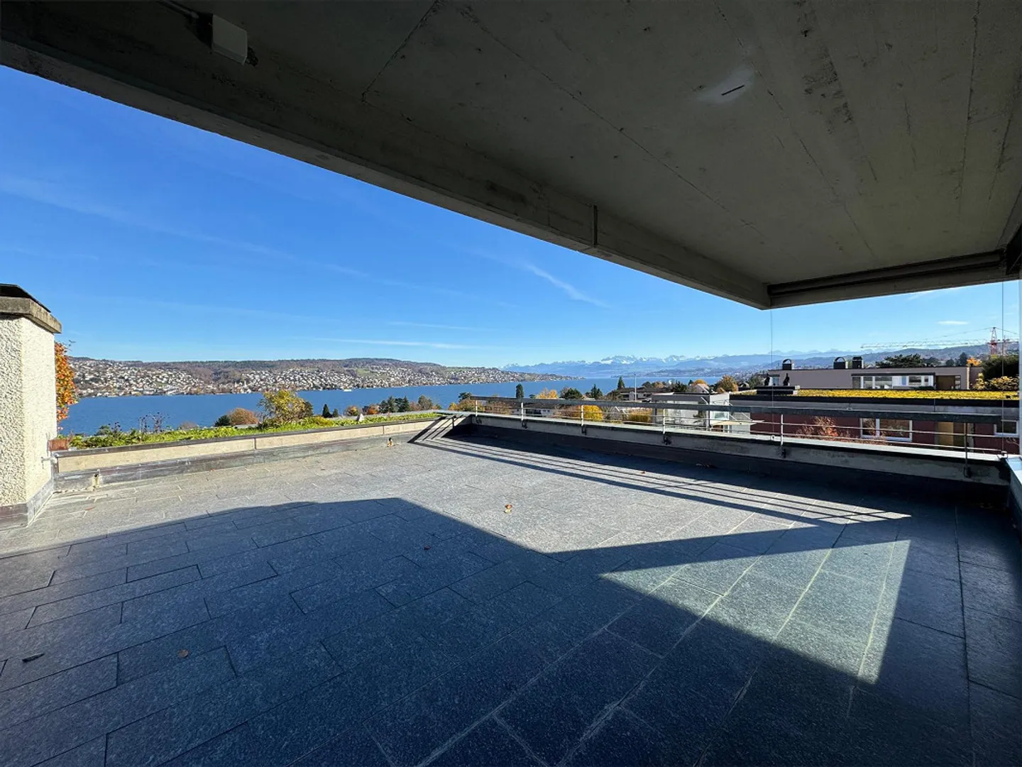 Appartamento con terrazza e vista mozzafiato sul lago e sulle montagne - Foto 2 di 16