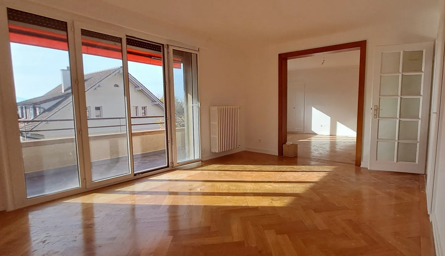 À louer  4 pièces rénové au dernier étage avec vue sur le lac à Pully - Photo 2 sur 7