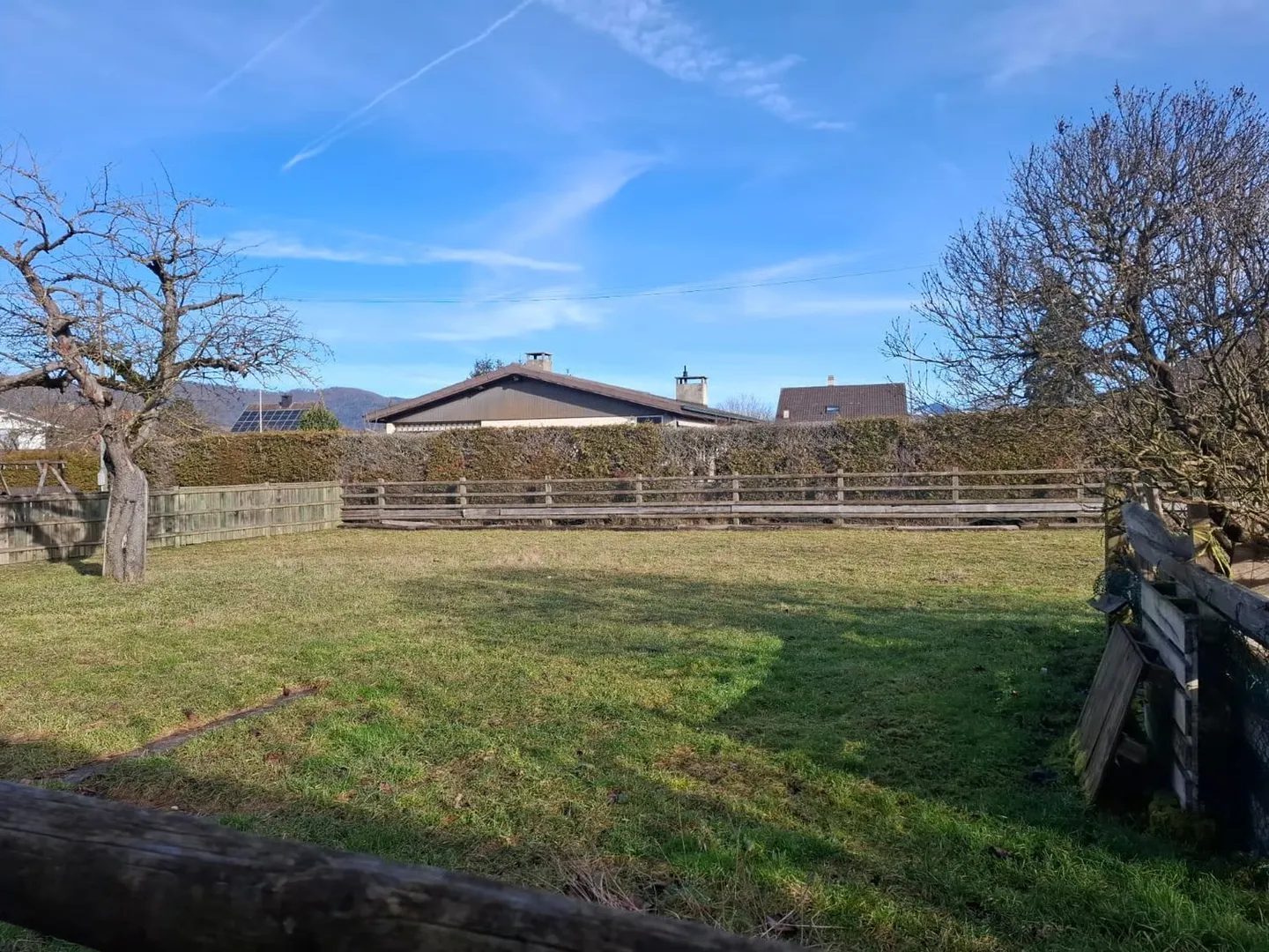 Grand terrain à bâtir avec ancienne grange, libre de suite - Foto 1 di 13