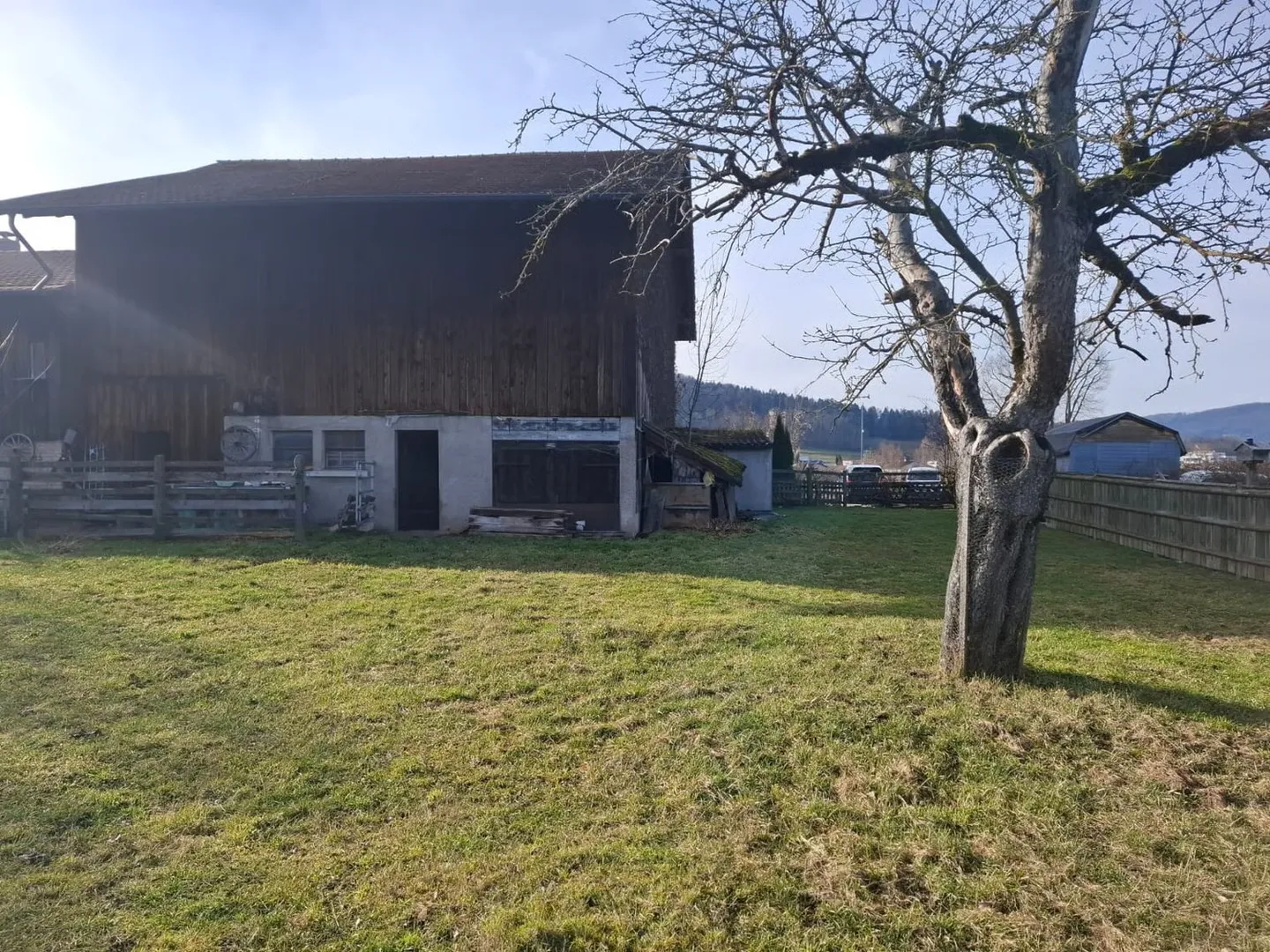 Grand terrain à bâtir avec ancienne grange, libre de suite - Foto 3 di 13