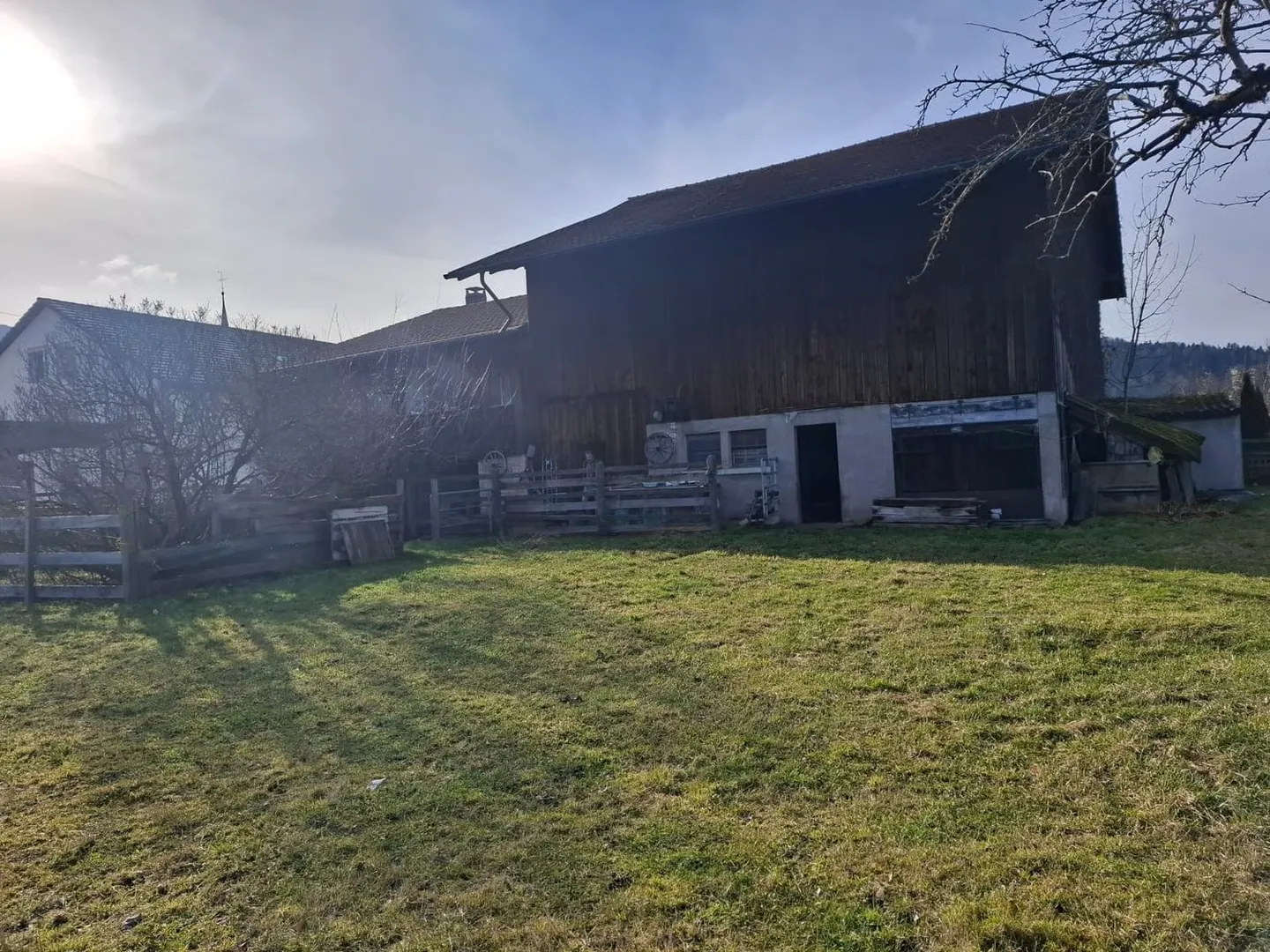 Grand terrain à bâtir avec ancienne grange, libre de suite - Foto 4 di 13