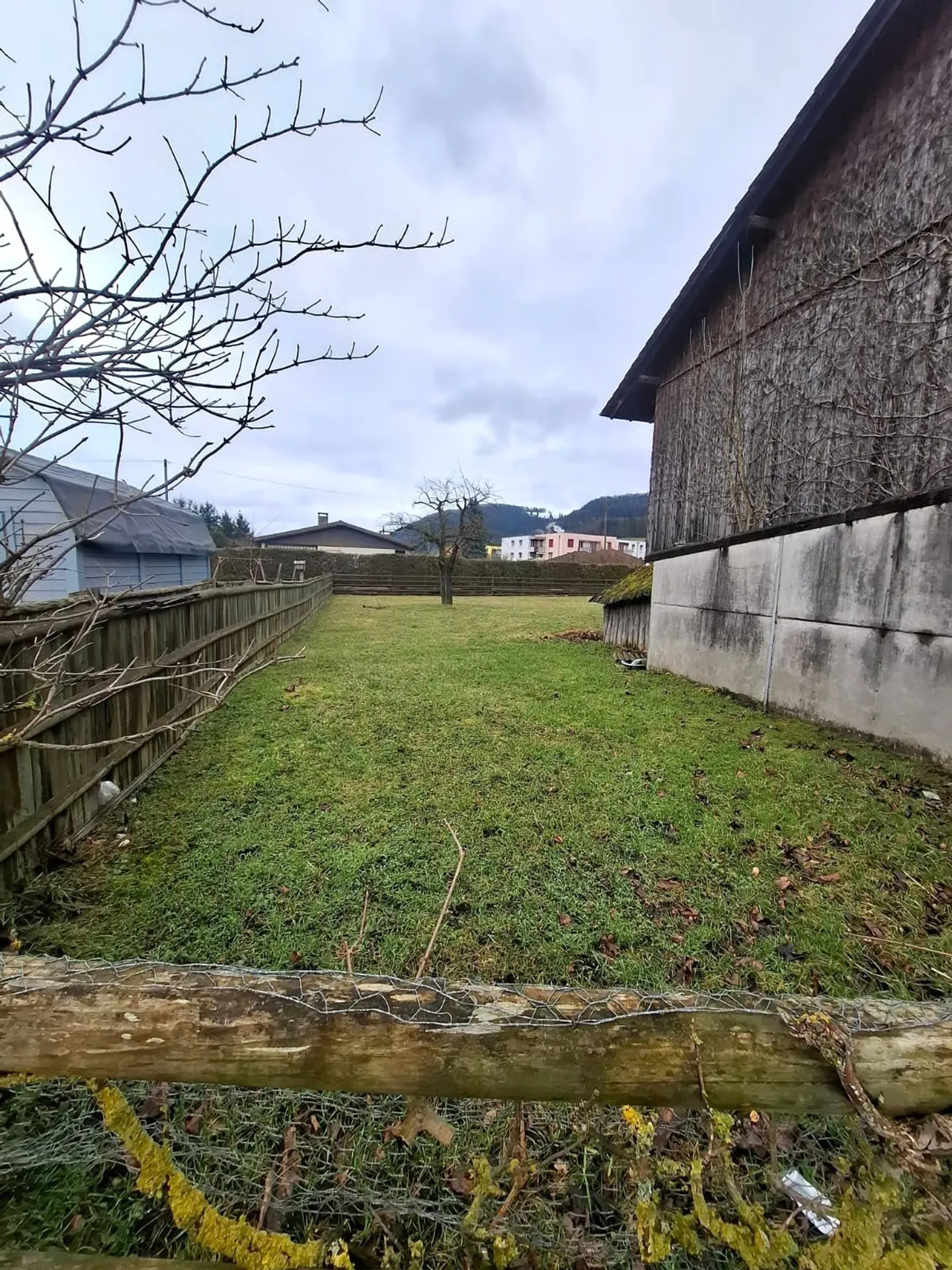 Grand terrain à bâtir avec ancienne grange, libre de suite - Foto 5 di 13