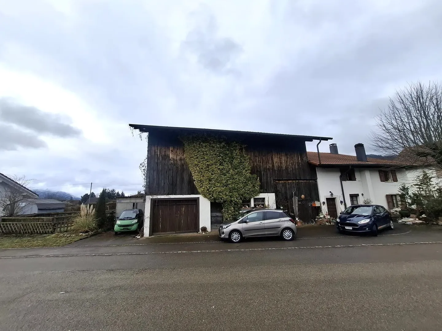 Grand terrain à bâtir avec ancienne grange, libre de suite - Foto 6 di 13