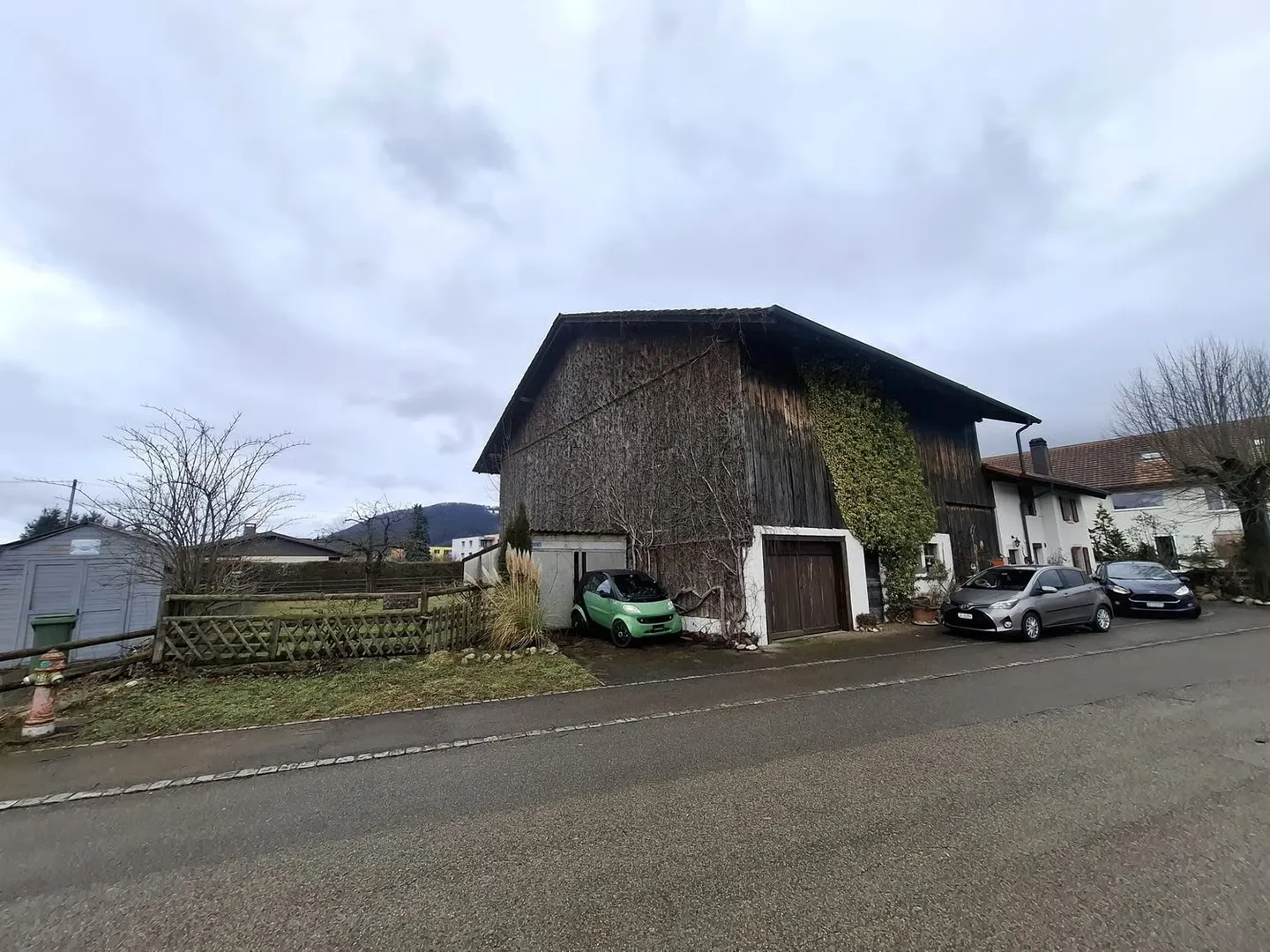 Grand terrain à bâtir avec ancienne grange, libre de suite - Foto 7 di 13