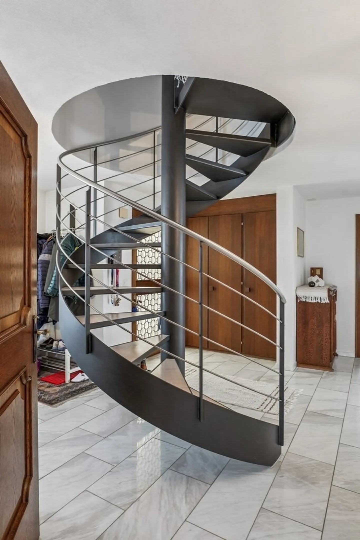 Appartamento duplex molto grande con molto spazio di stoccaggio, comprese le spese accessorie - Foto 3 di 11