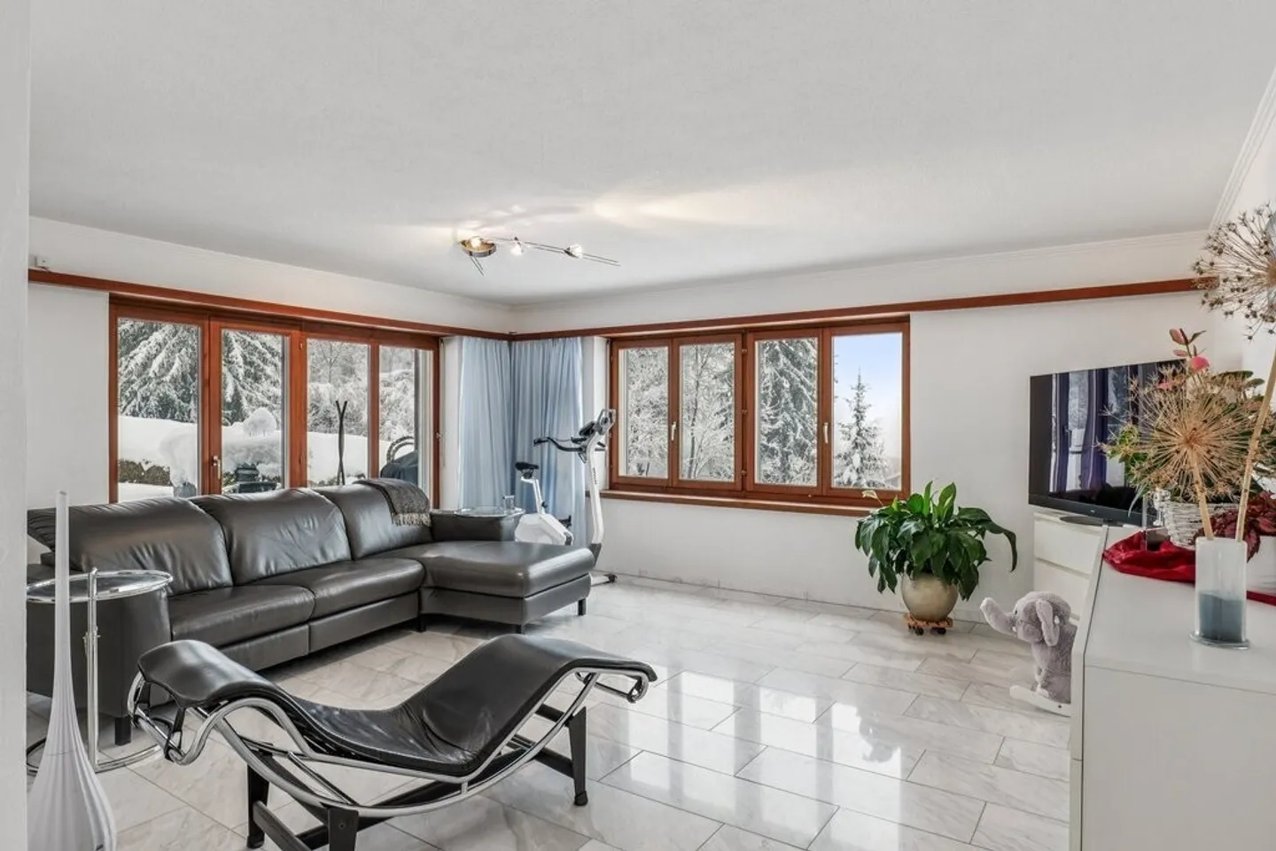 Appartamento duplex molto grande con molto spazio di stoccaggio, comprese le spese accessorie - Foto 4 di 11