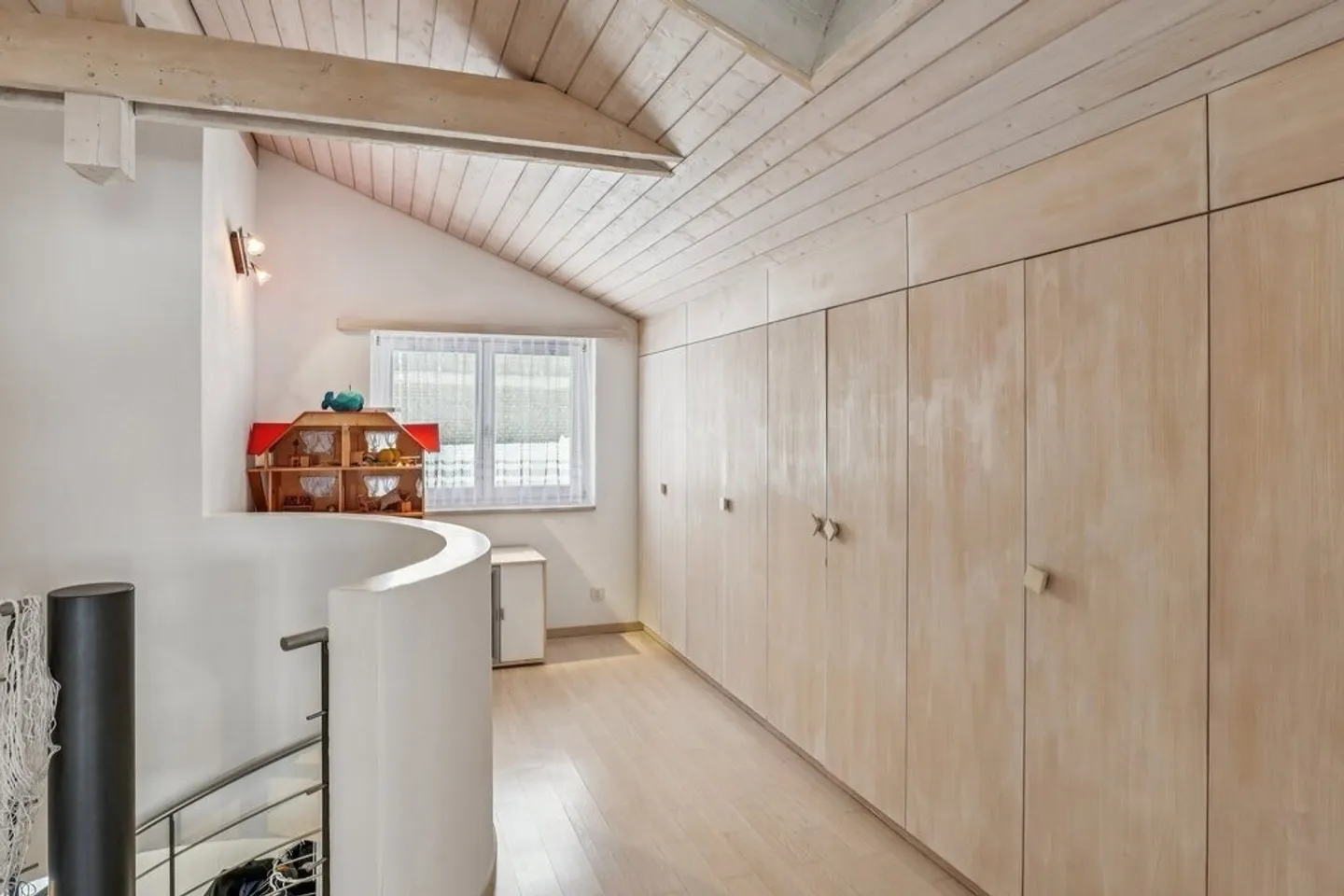 Appartamento duplex molto grande con molto spazio di stoccaggio, comprese le spese accessorie - Foto 9 di 11