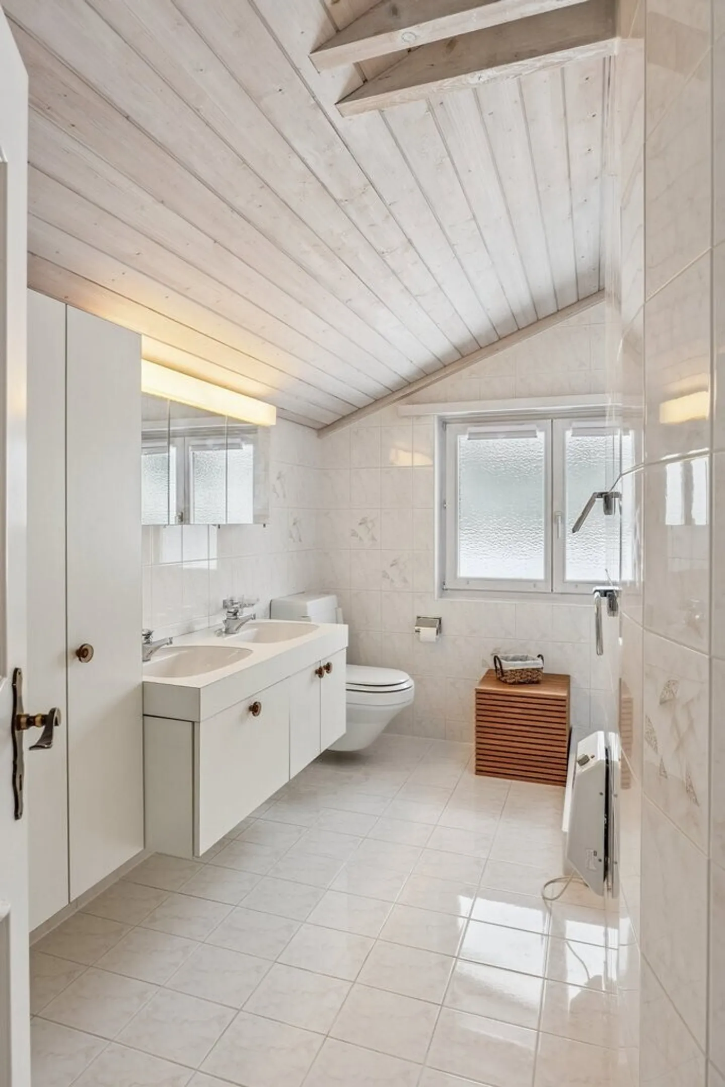 Appartamento duplex molto grande con molto spazio di stoccaggio, comprese le spese accessorie - Foto 8 di 11