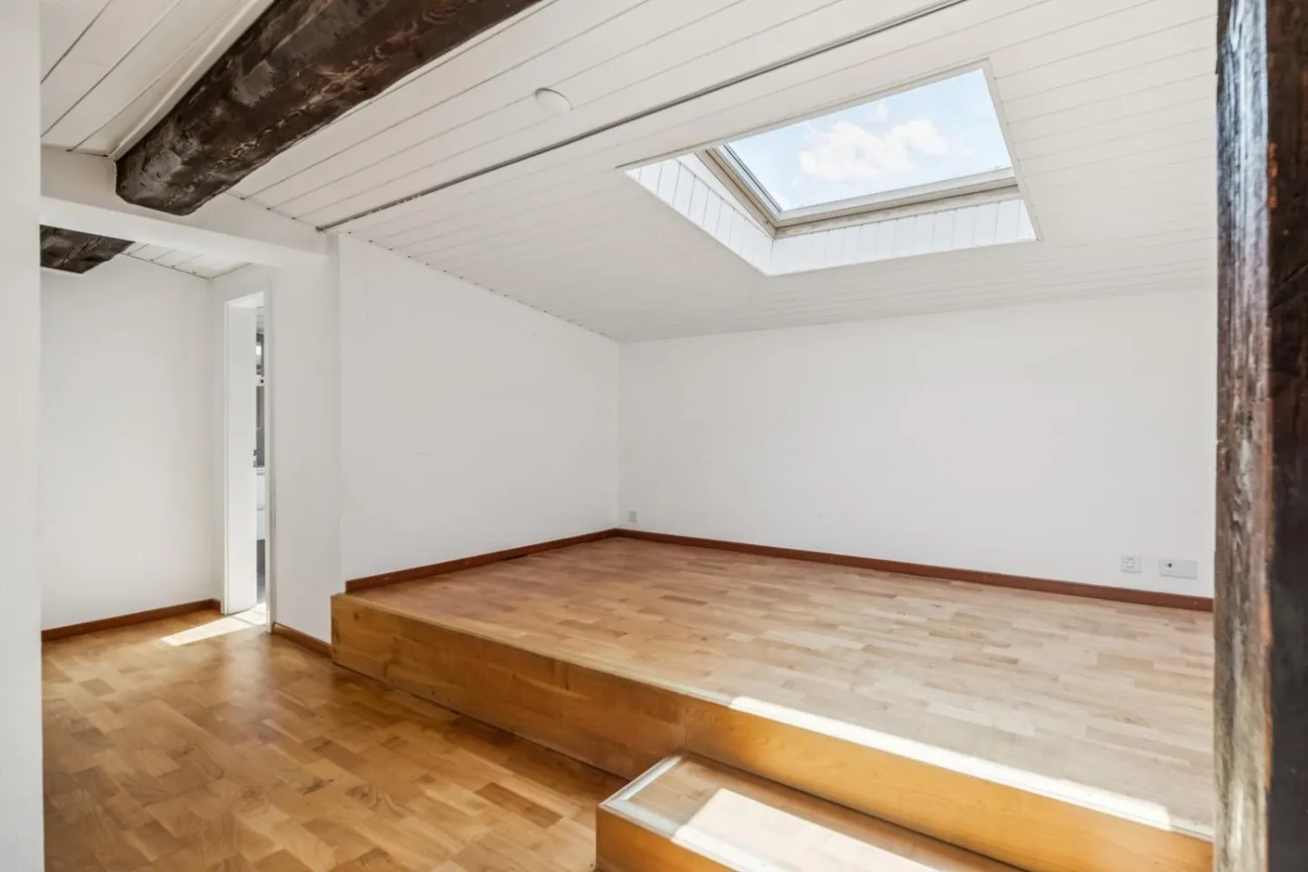 Characterful attic with exceptional panorama - Photo 7 of 9