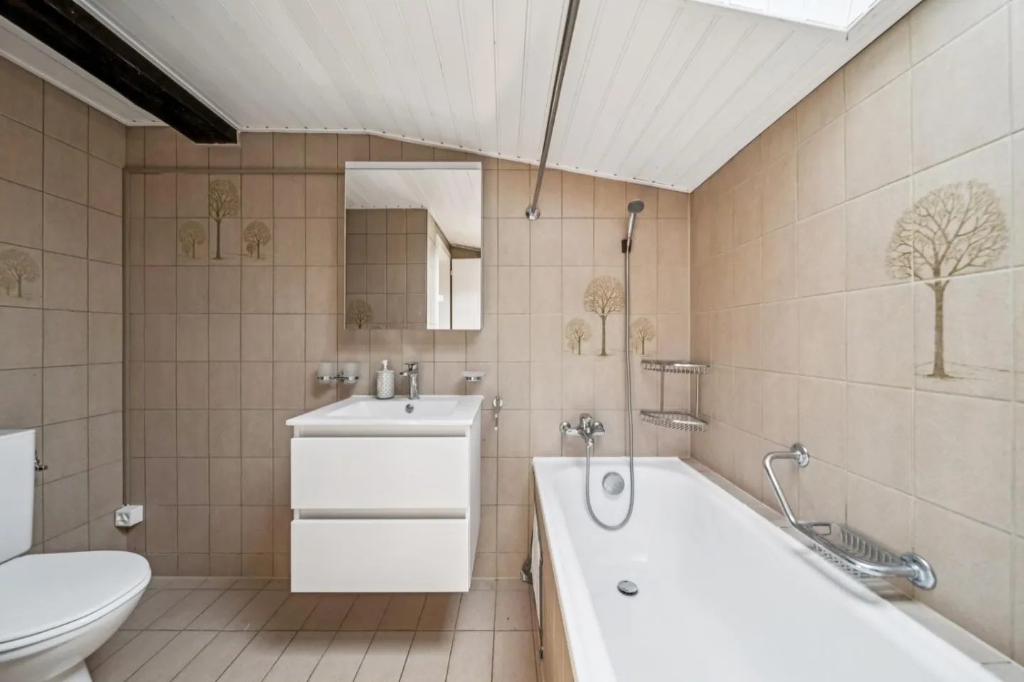 Characterful attic with exceptional panorama - Photo 8 of 9