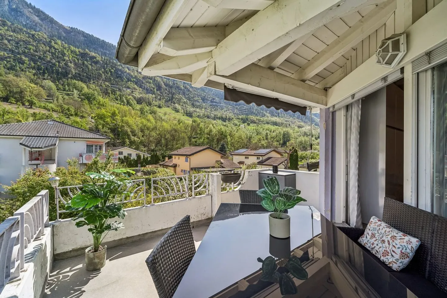 Penthouse apartment with private outdoor area in Chalais - Photo 3 of 11