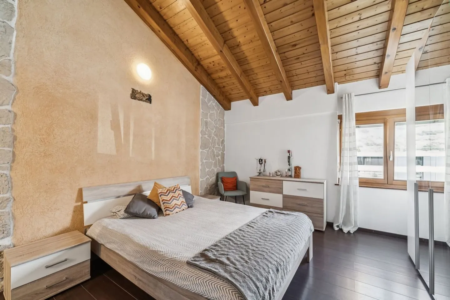 Penthouse apartment with private outdoor area in Chalais - Photo 9 of 11