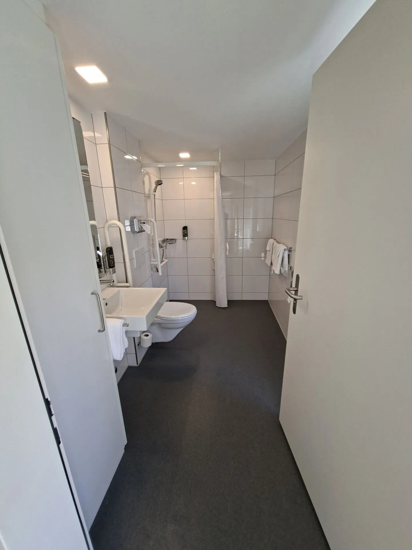 Belle chambre meublée avec salle de bain privée dans la vieille ville, 3ème étage chambre 307 - Photo 3 sur 10