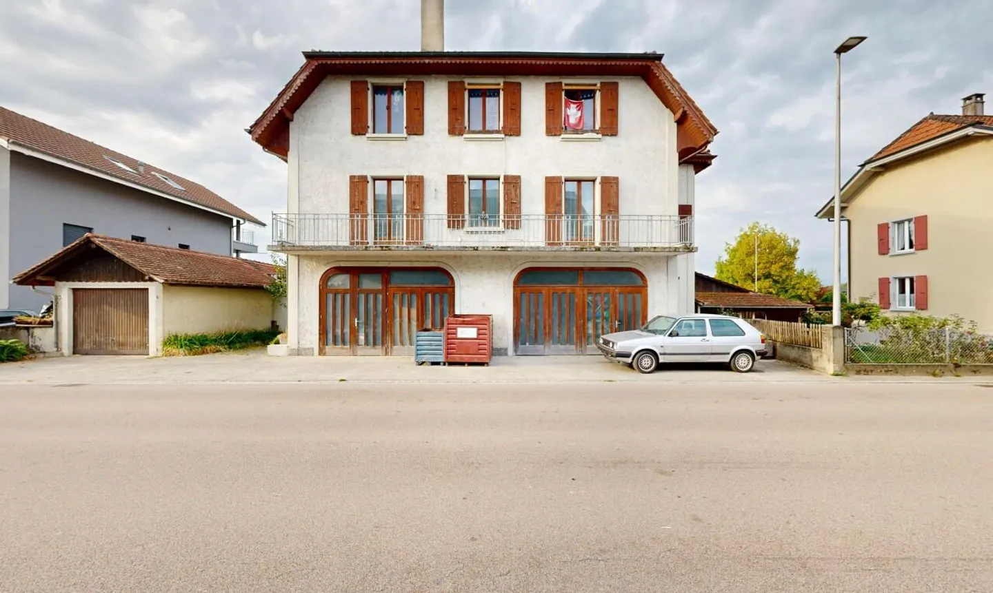 Gebäude: 2x 4,5 Zimmer + Studio + große Garage und Bürofläche - Foto 2 von 11