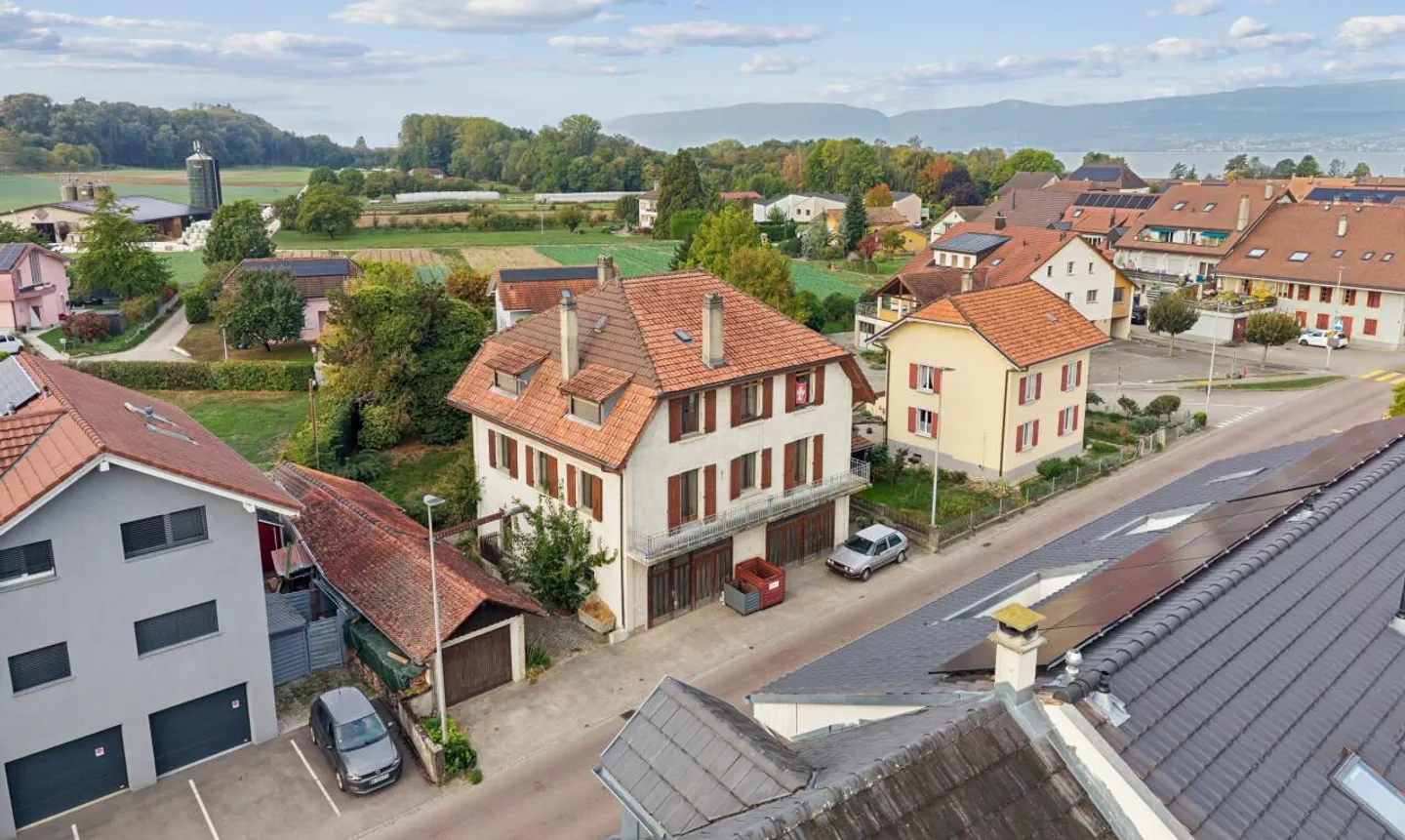 Gebäude: 2x 4,5 Zimmer + Studio + große Garage und Bürofläche - Foto 1 von 11