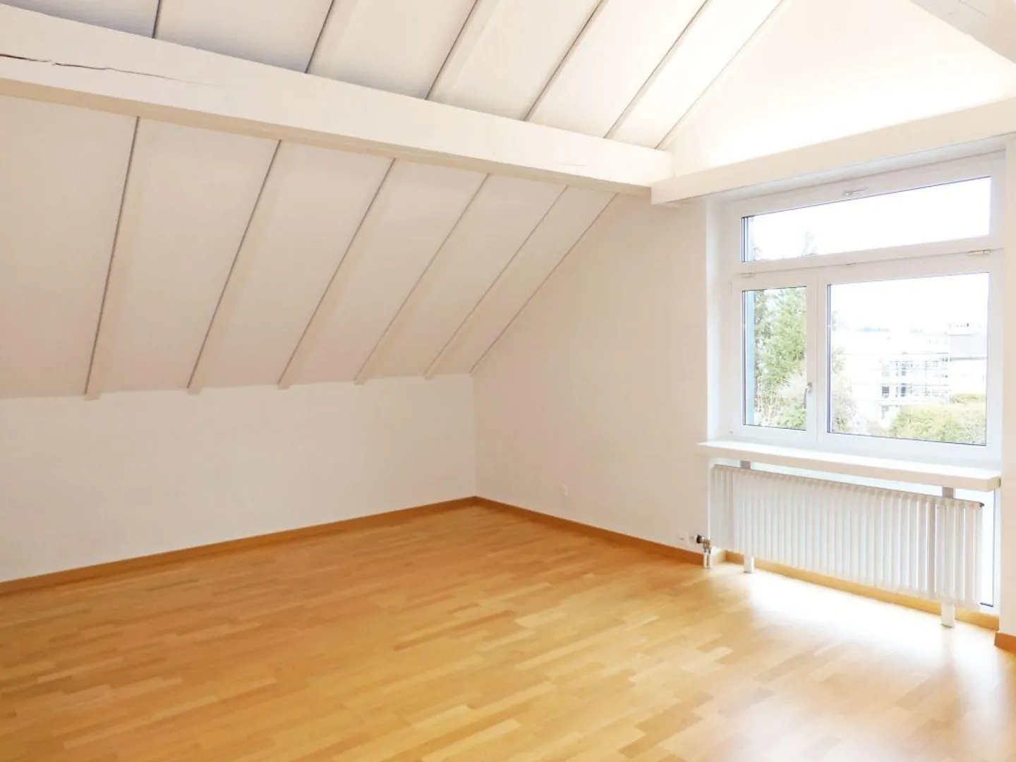 Appartement douillet de 2,5 pièces dans les combles - Photo 2 sur 10