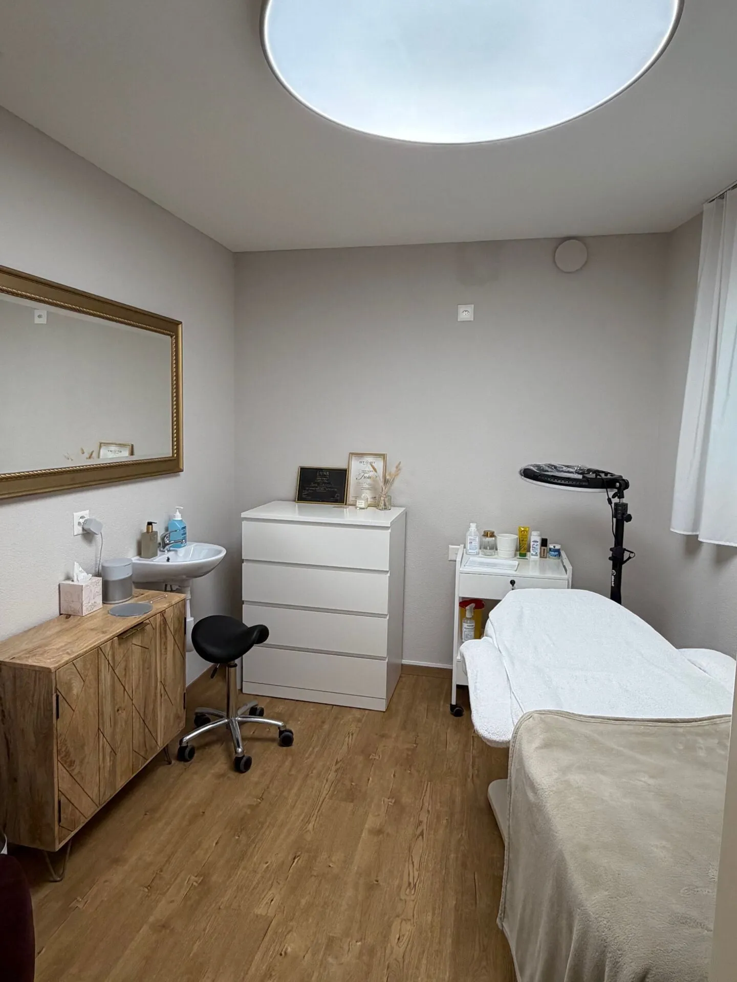 Top Location Rüti: Representative Space for Cosmetic Studio, Massage Practice or Office - Photo 2 of 7