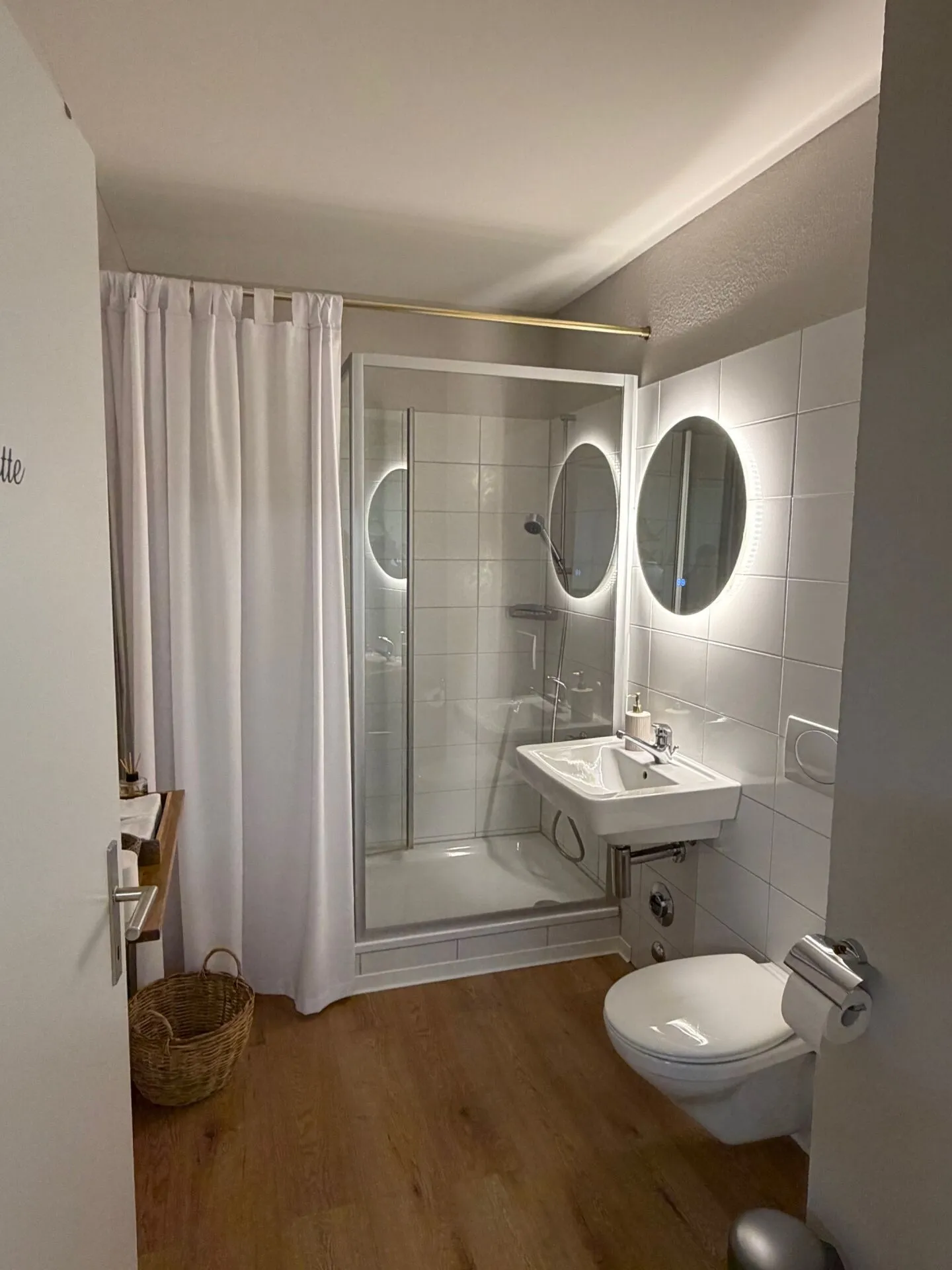 Top Location Rüti: Representative Space for Cosmetic Studio, Massage Practice or Office - Photo 3 of 7