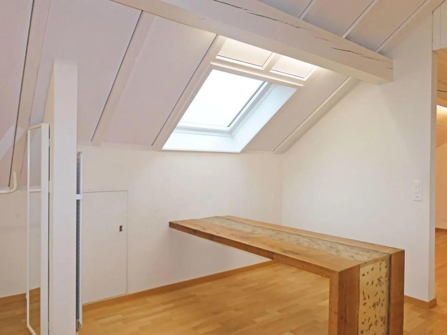 Appartement douillet de 2,5 pièces dans les combles - Photo 4 sur 10