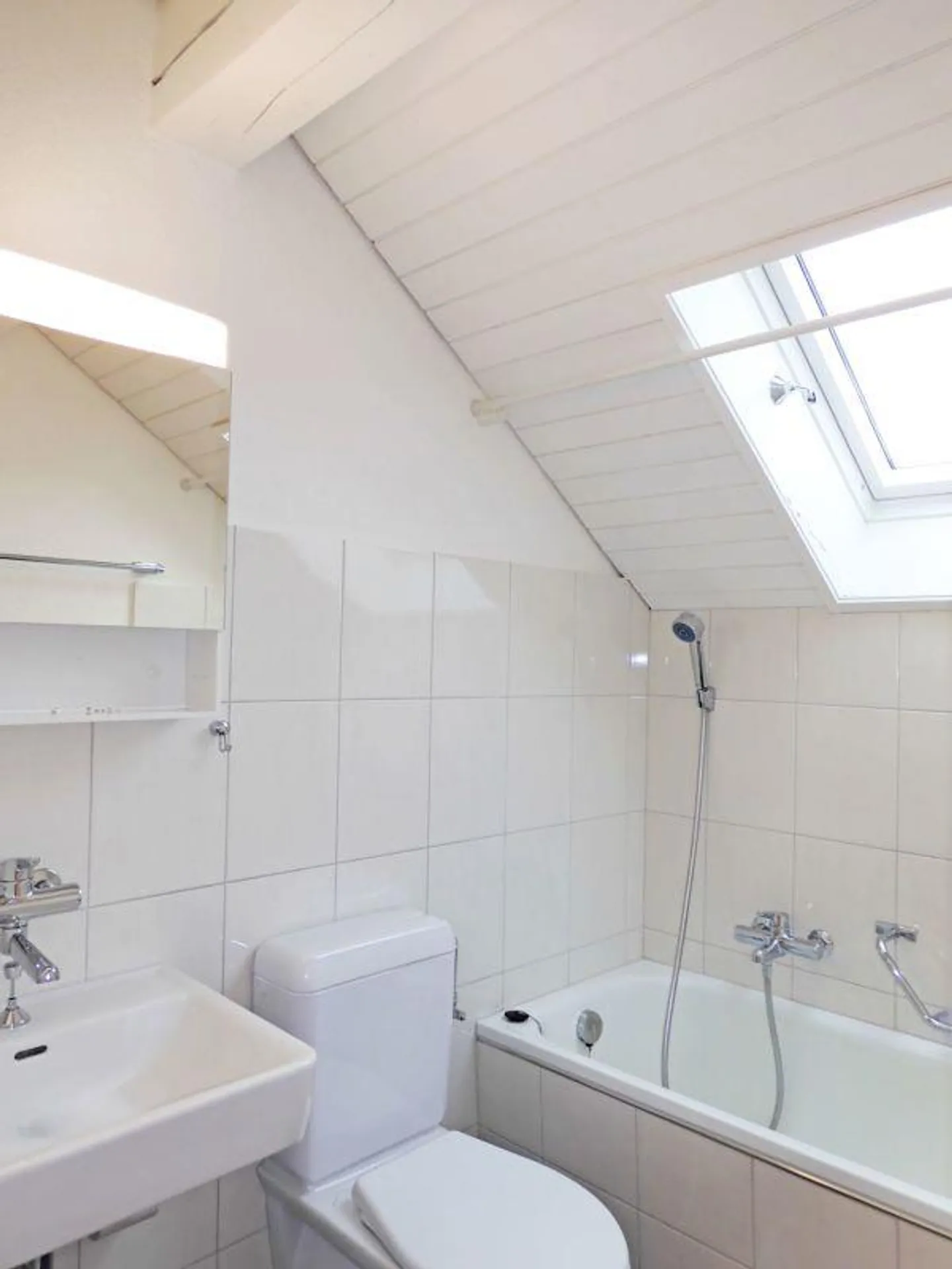 Appartement douillet de 2,5 pièces dans les combles - Photo 7 sur 10