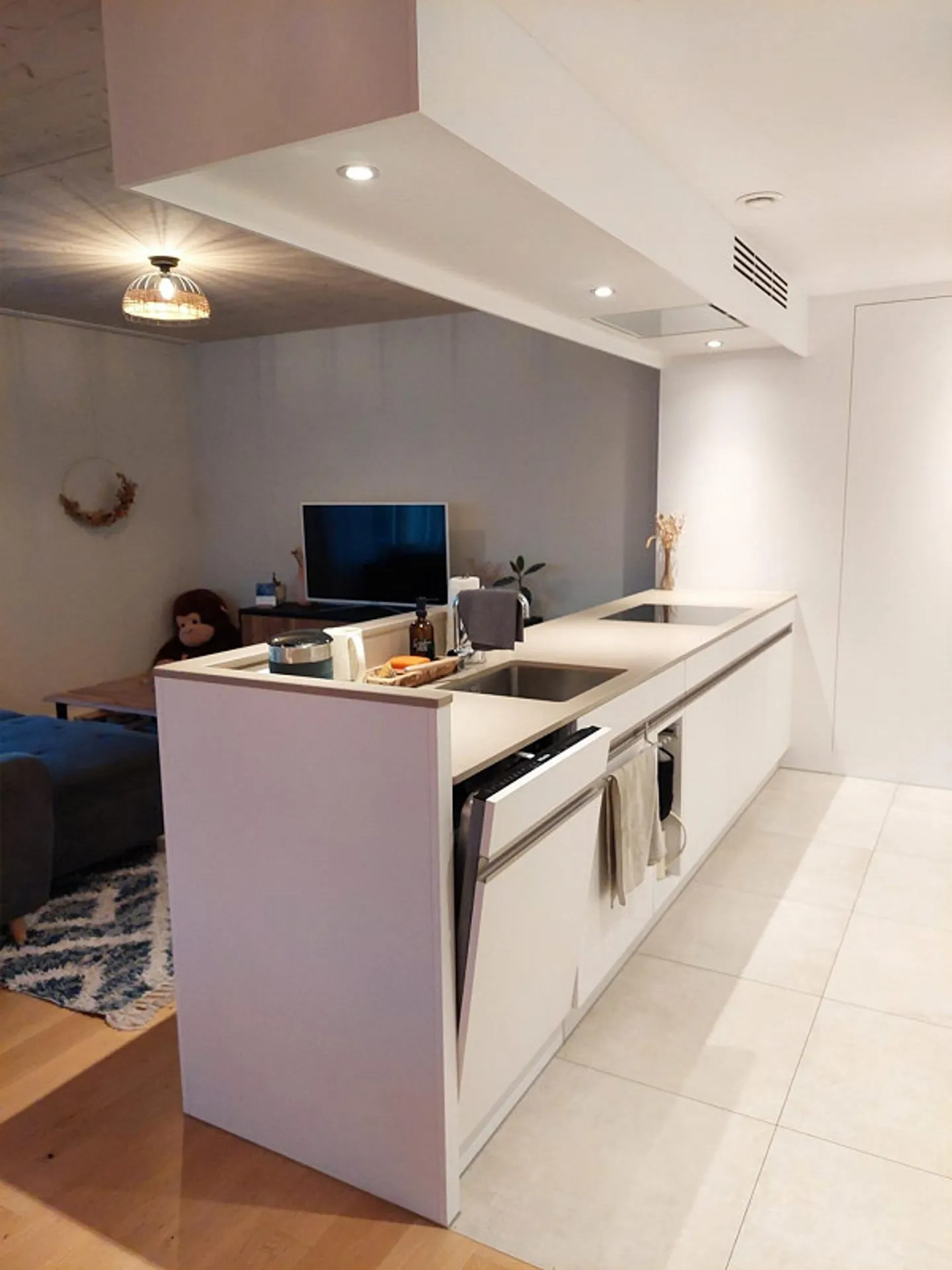 Elegant & modern: 2.5-room apartment with high-quality furnishings - Photo 3 of 15