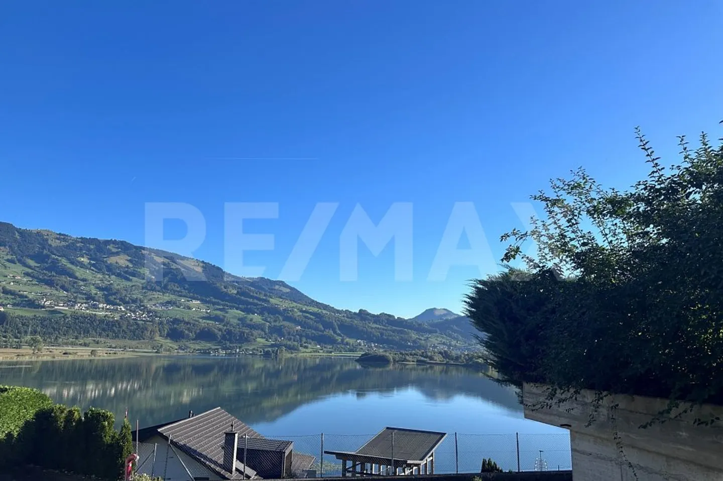 Vivere con vista: Casa unifamiliare ben tenuta di 4,5 locali con vista lago e grande giardino, Lauerz SZ - Foto 13 di 13