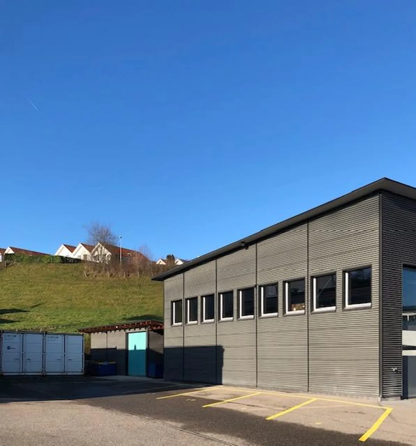 Terrain constructible avec bâtiment commercial - Photo 2 sur 5