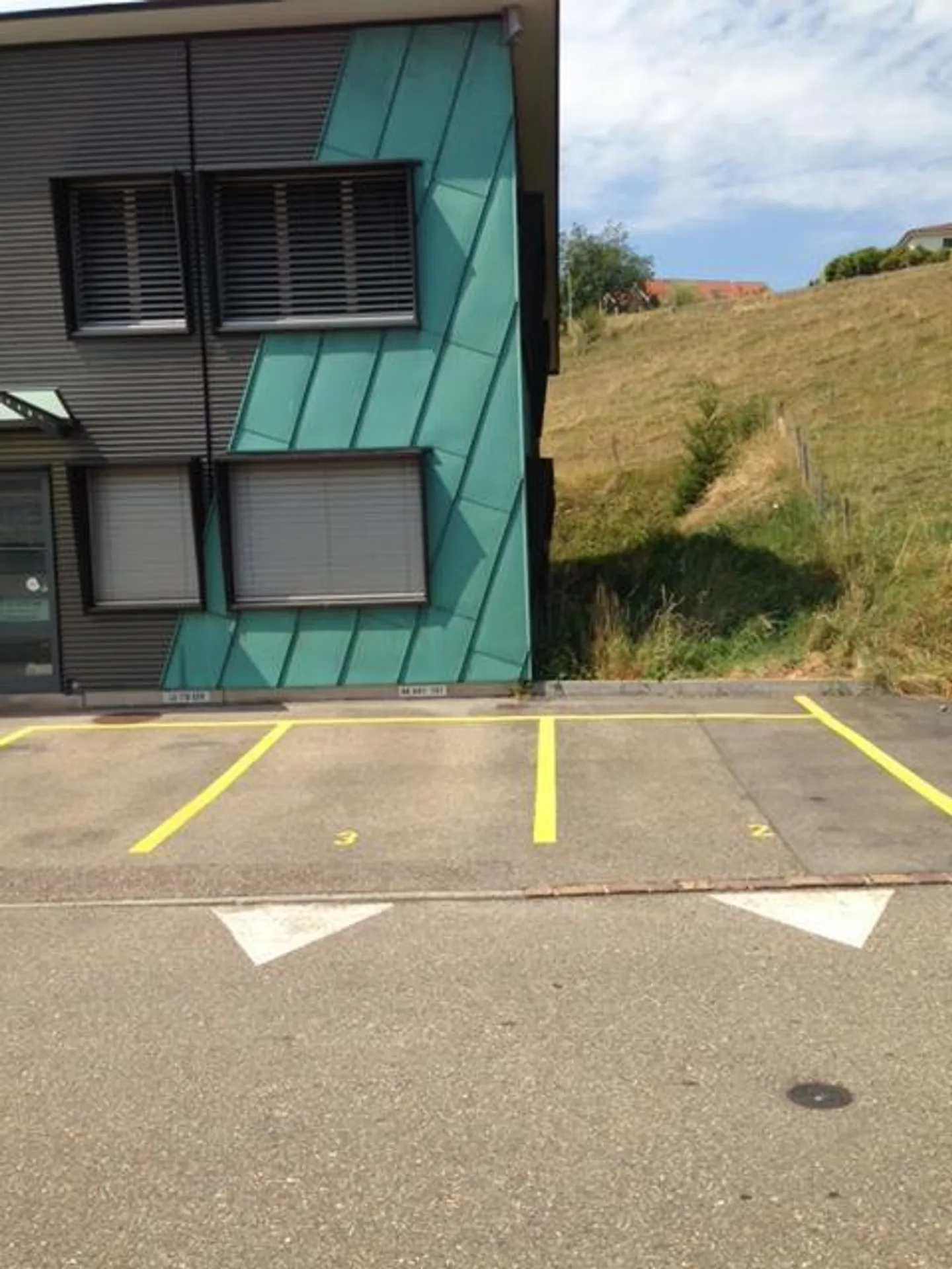 Terrain constructible avec bâtiment commercial - Photo 3 sur 5