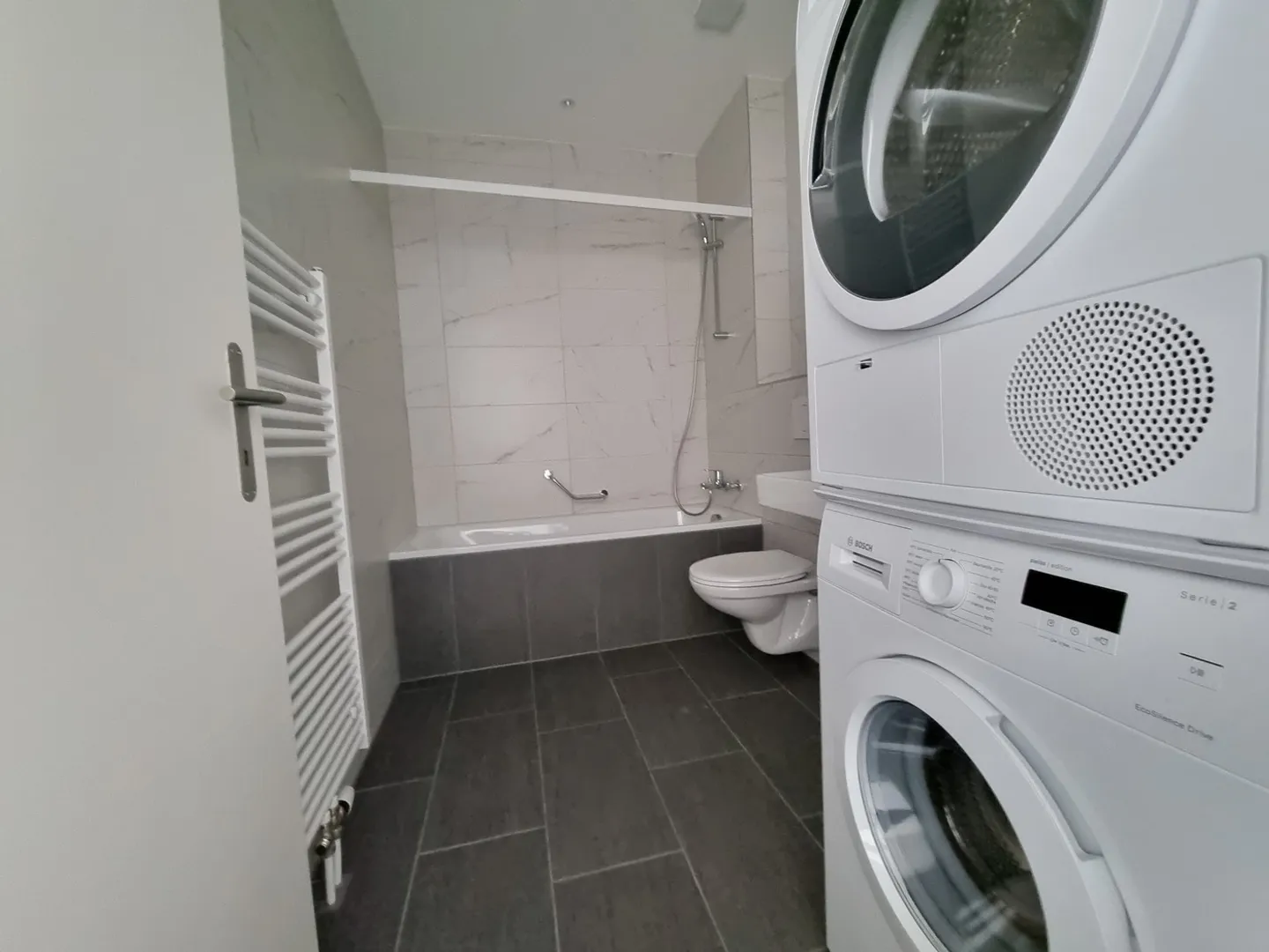 Renovierte Wohnung mit Gartensitzplatz - Foto 3 von 8