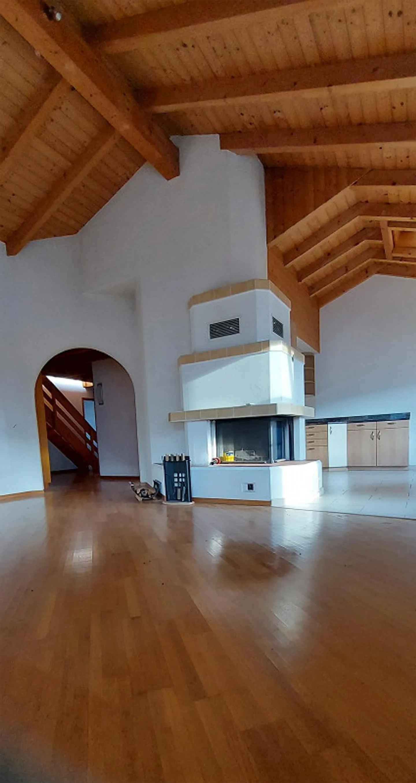 Appartement en attique de 6,5 pièces très bien situé - Photo 3 sur 13