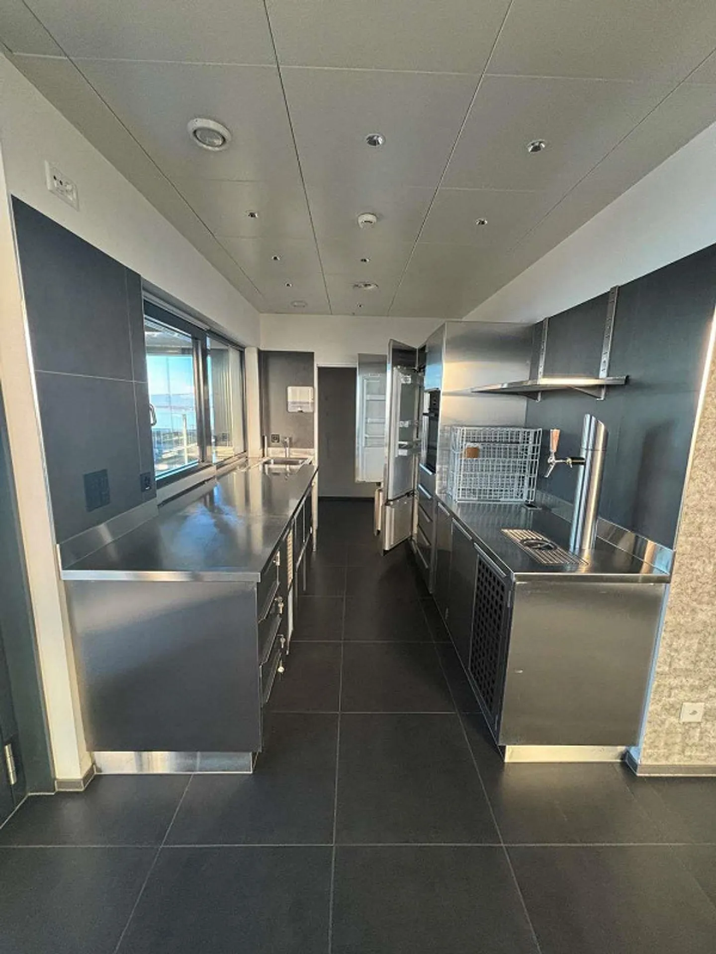 Exclusive commercial space with panoramic lake view - Photo 10 of 12