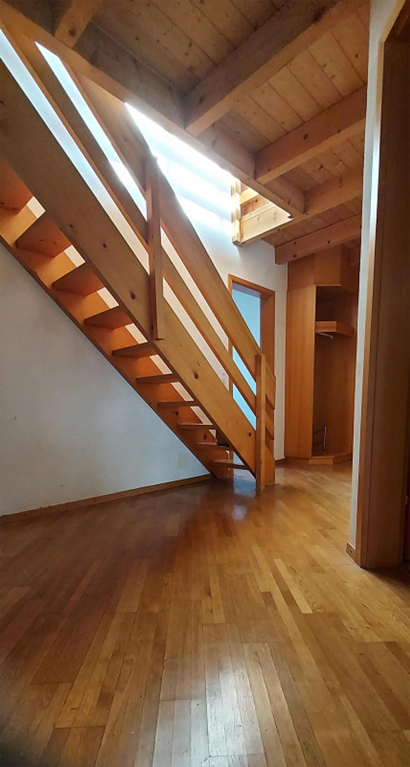 Appartement en attique de 6,5 pièces très bien situé - Photo 6 sur 13