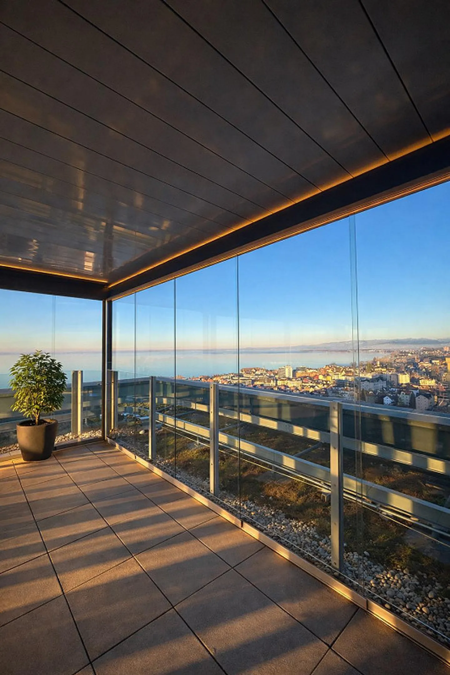 Exclusive commercial space with panoramic lake view - Photo 9 of 12