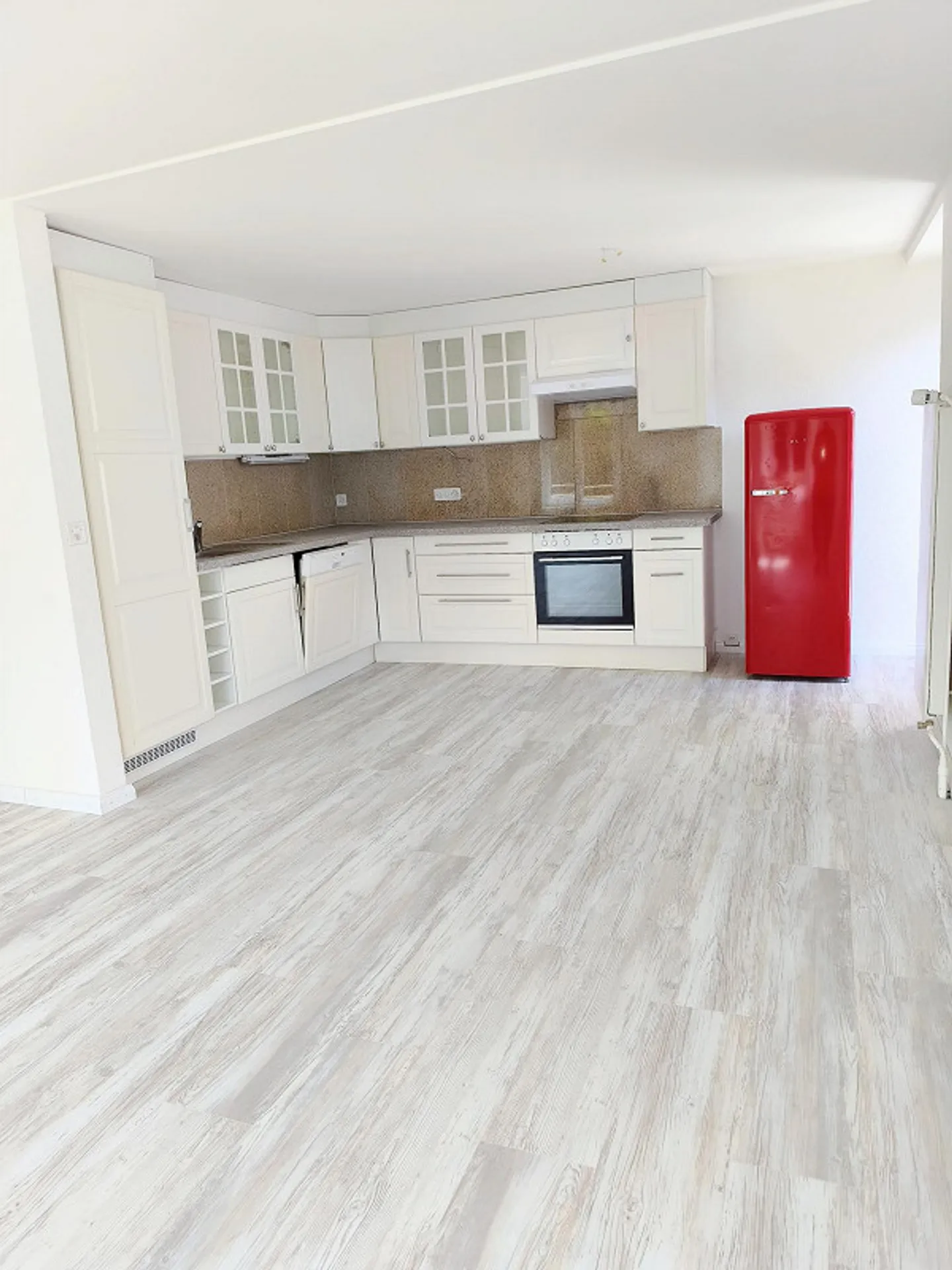 Beautiful, newly renovated 4-room apartment, close to the center - Photo 1 of 5