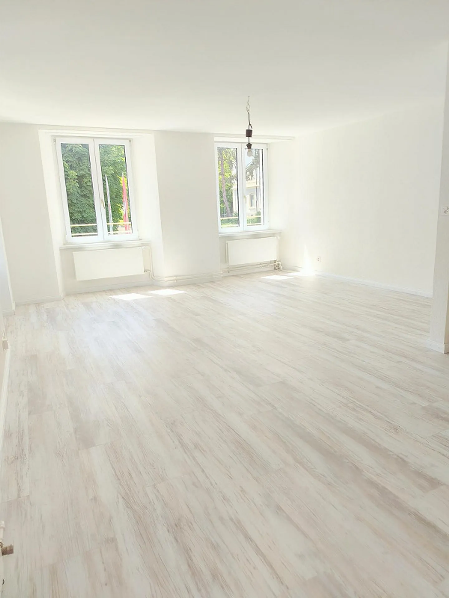 Beautiful, newly renovated 4-room apartment, close to the center - Photo 2 of 5