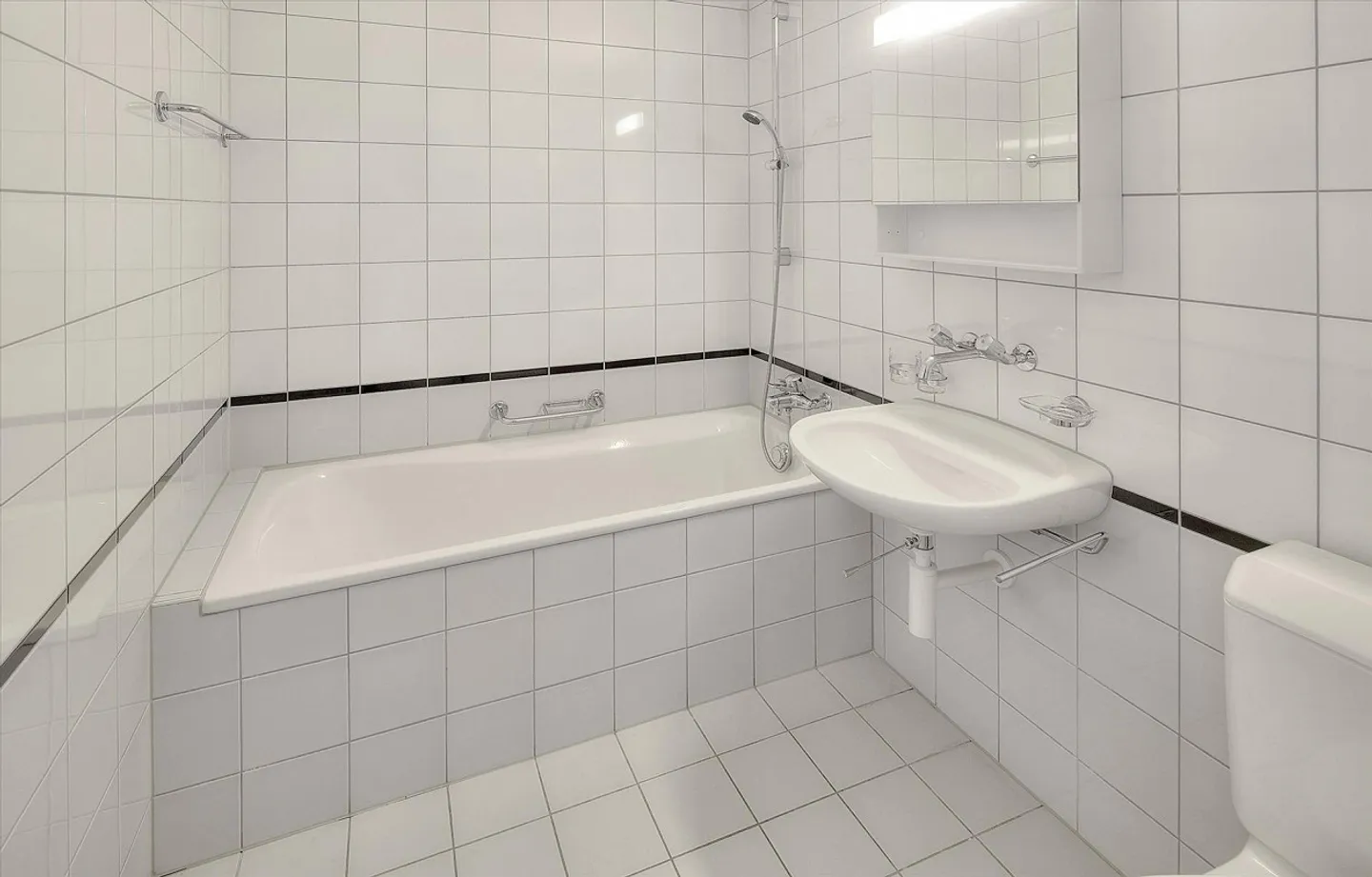 Charming maisonette apartment in a central location awaits you! - Photo 6 of 11