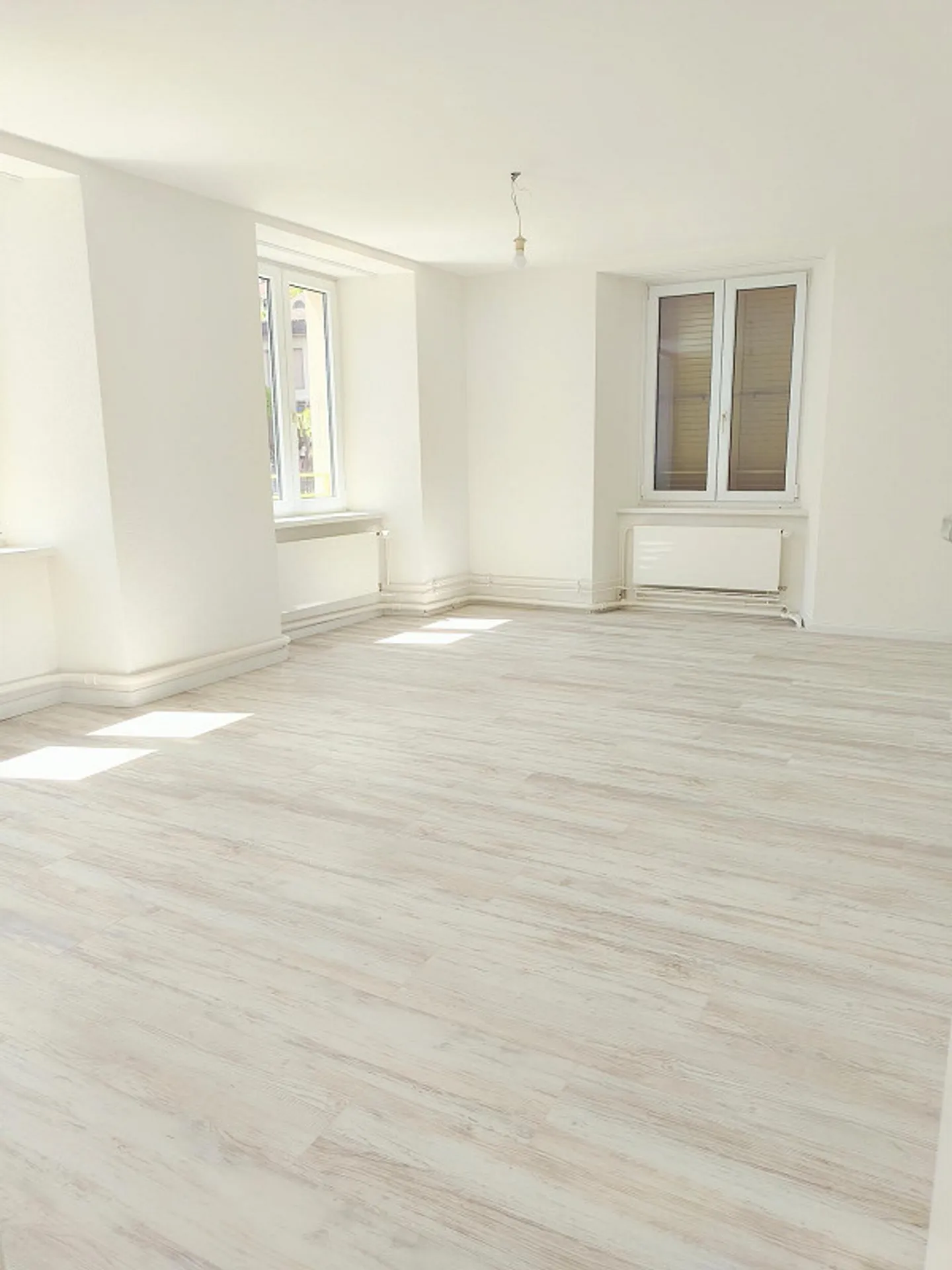 Beautiful, newly renovated 4-room apartment, close to the center - Photo 3 of 5