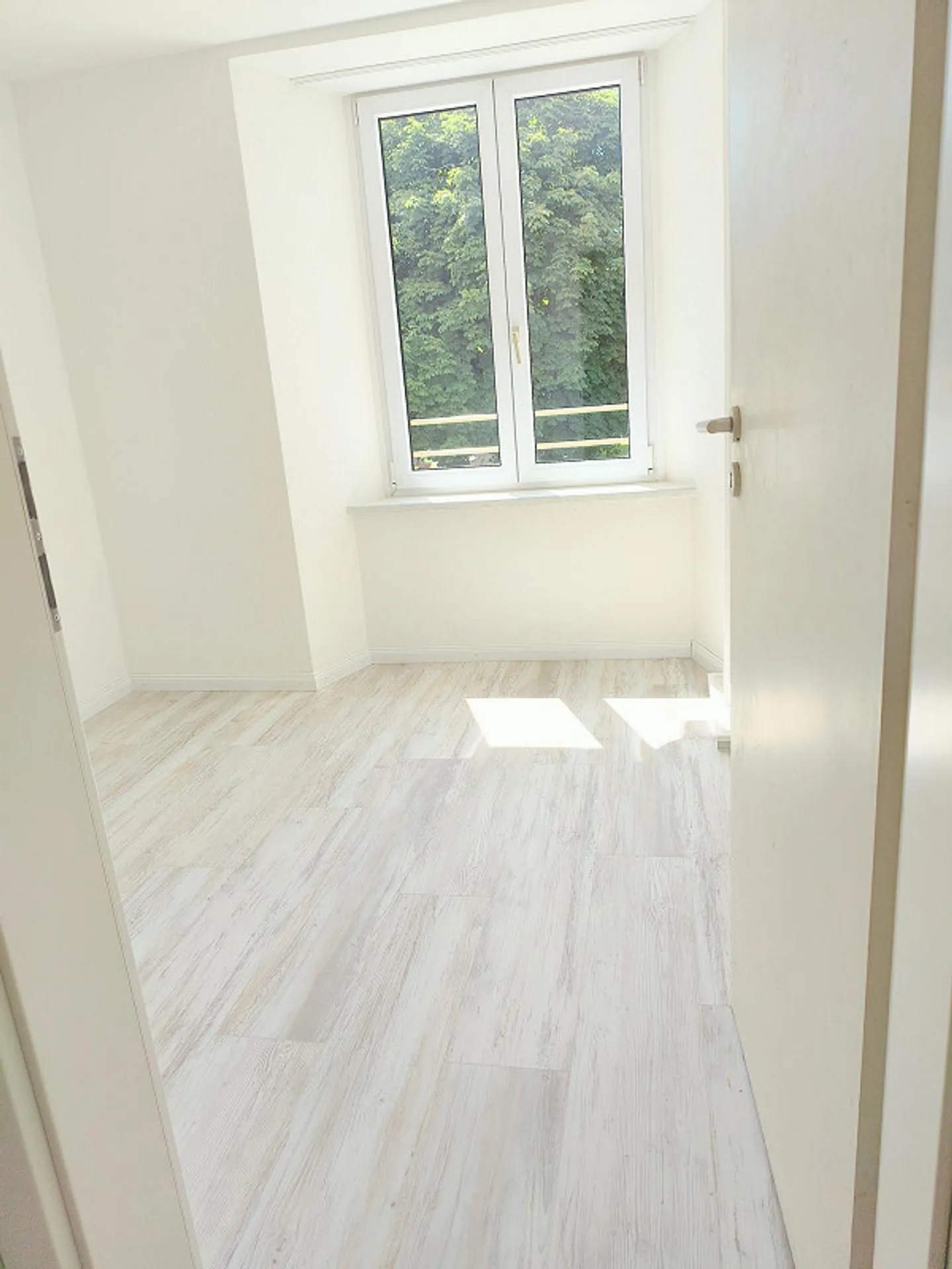 Beautiful, newly renovated 4-room apartment, close to the center - Photo 4 of 5