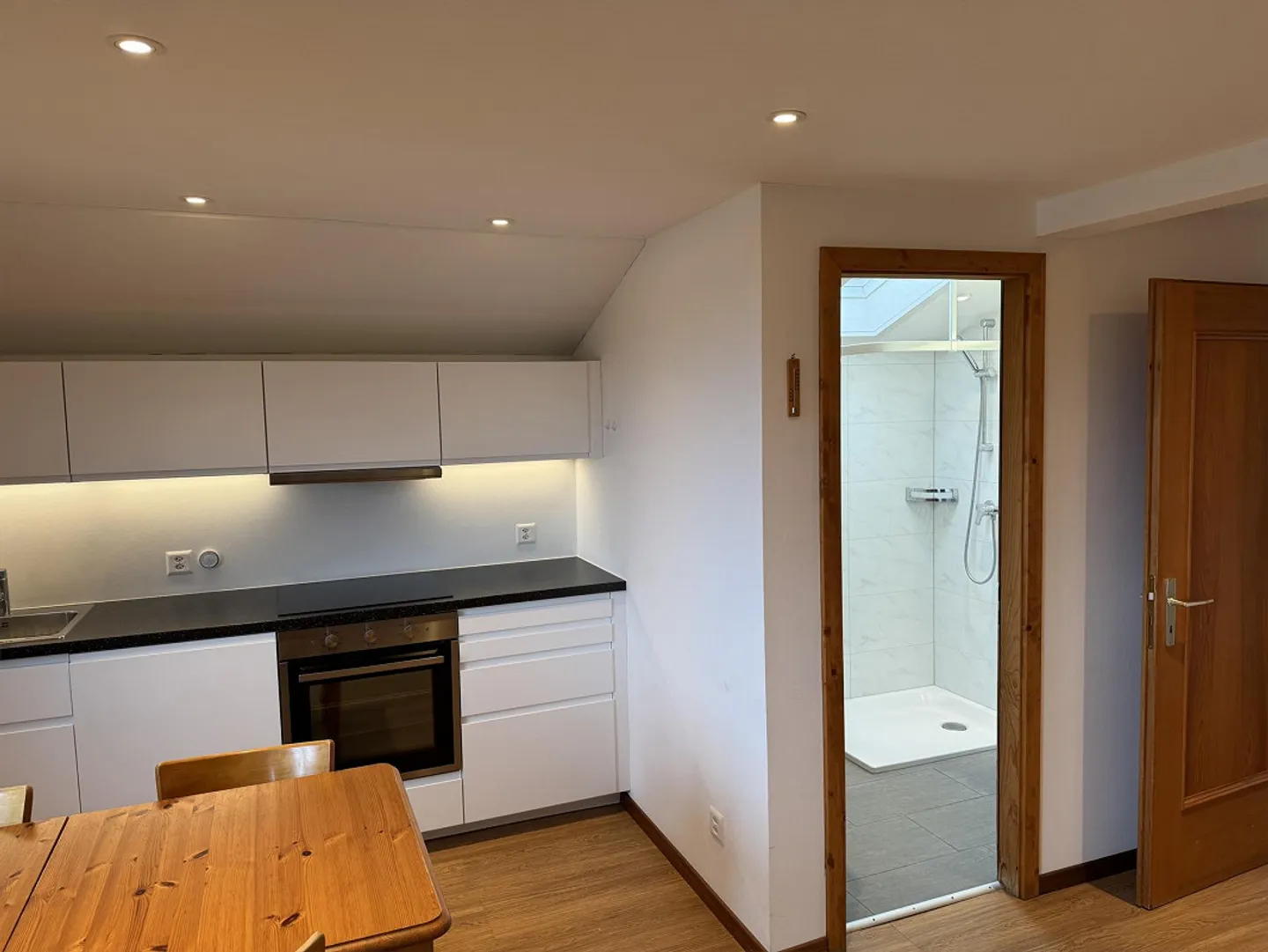 Appartamento ristrutturato, moderno e luminoso in affitto all'ultimo piano - Foto 5 di 17