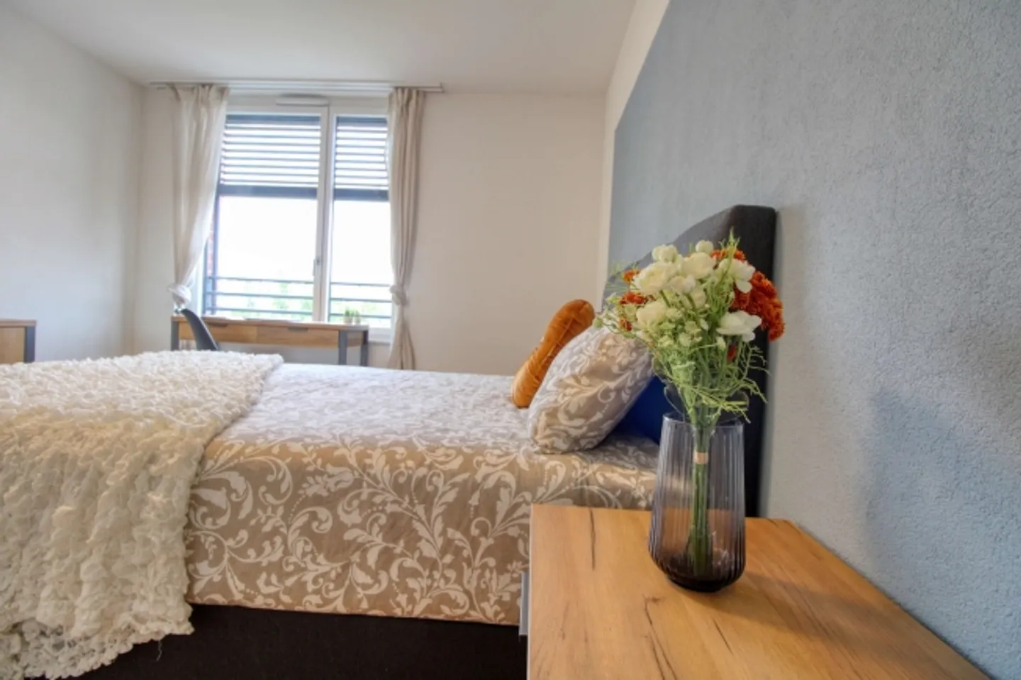 Spacious Living Apartment in Crissier with Private En-Suite Bathroom - Photo 3 of 13