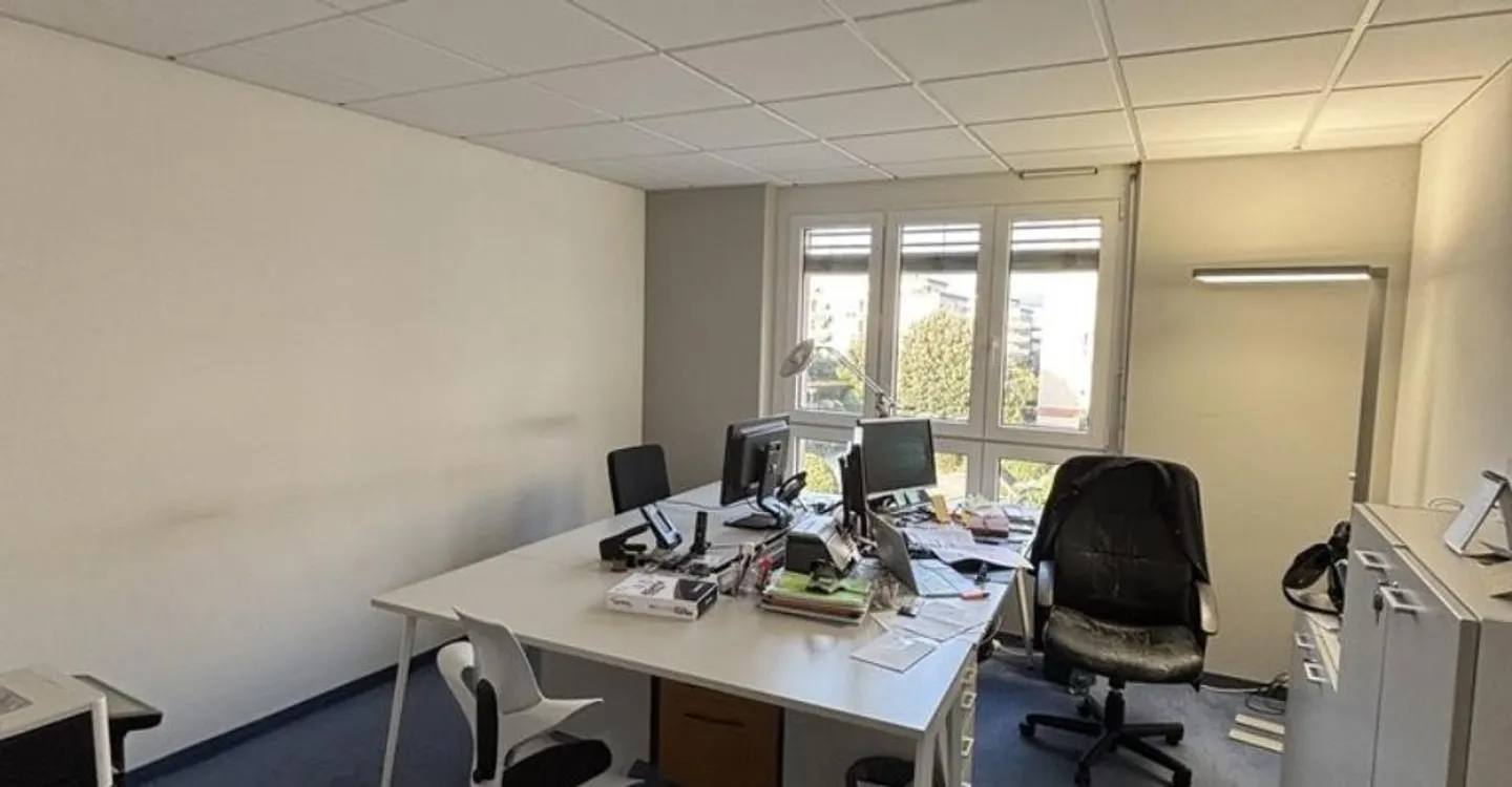 To seize! Superb bright office space in a mixed-use building - Photo 2 of 8